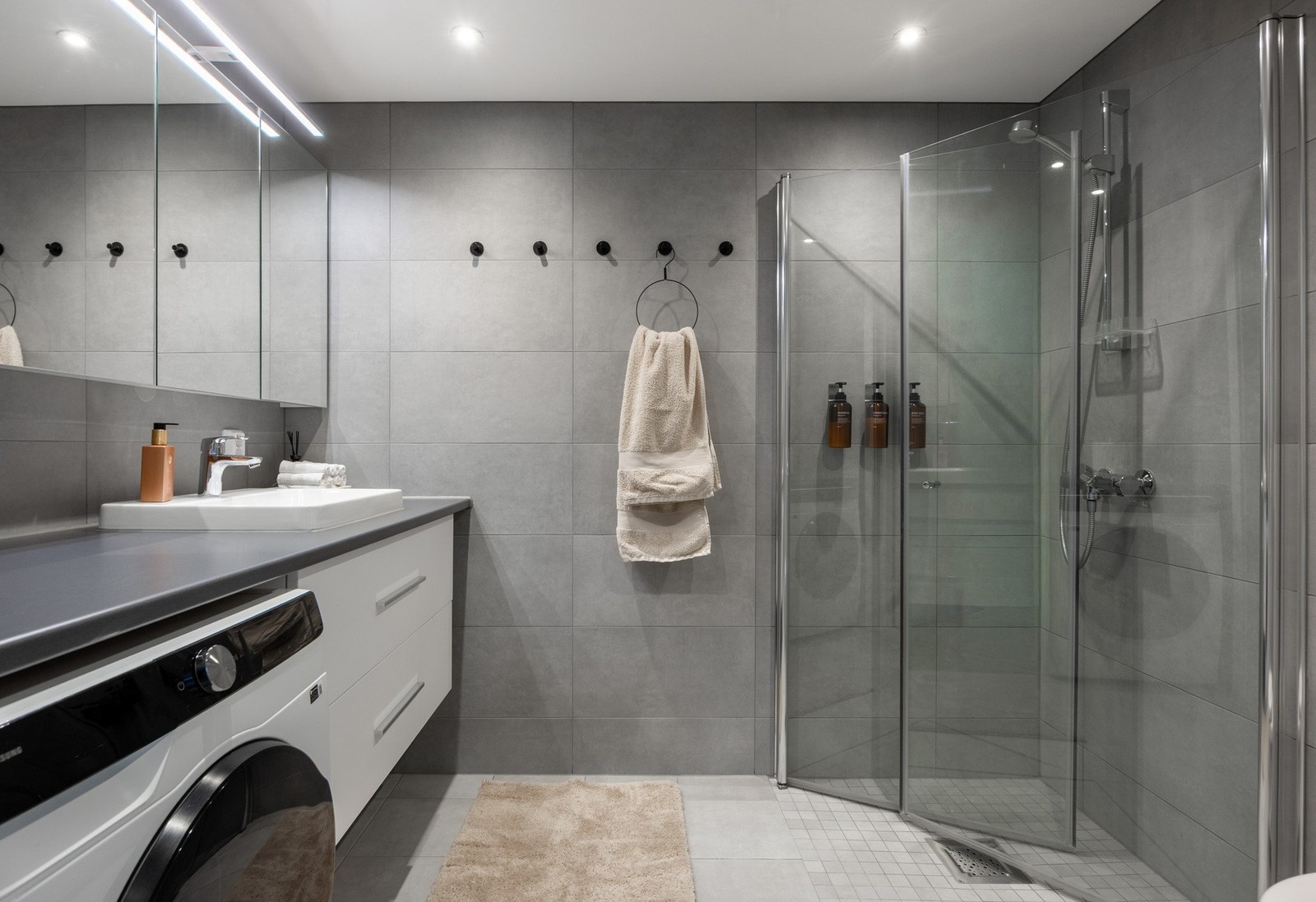 Badet har balansert ventilasjon og opplegg for vaskemaskin. Galleribilde