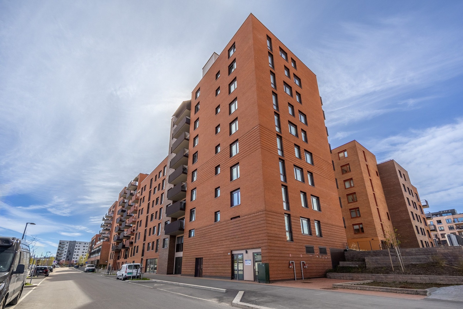 Kommunen har en beliggenhet med nærhet til Oslo, kort vei til Lillestrøm og Gardermoen. Galleribilde