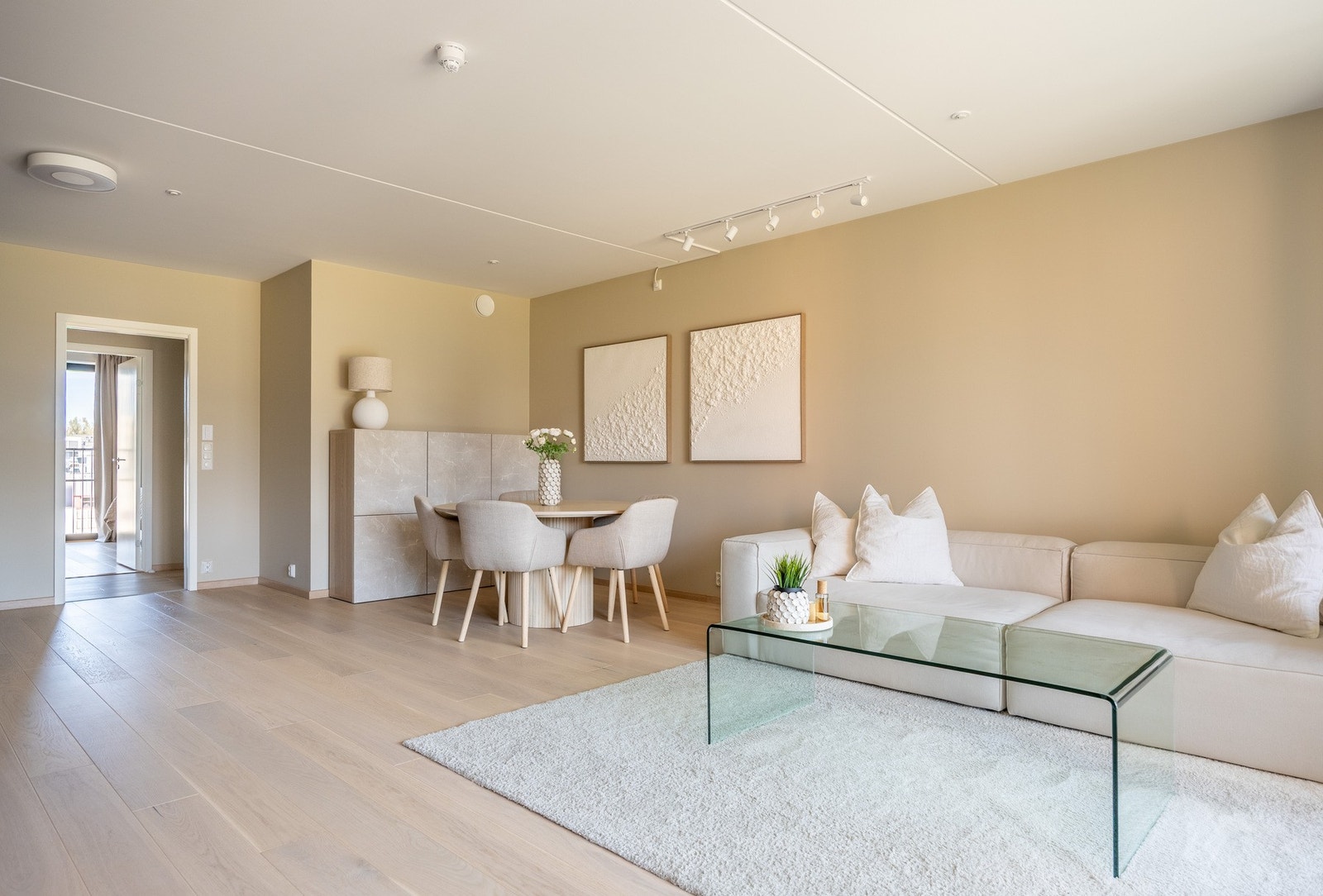Stuen kan enkelt innredes med både stor sofagruppe og spiseplass. Galleribilde
