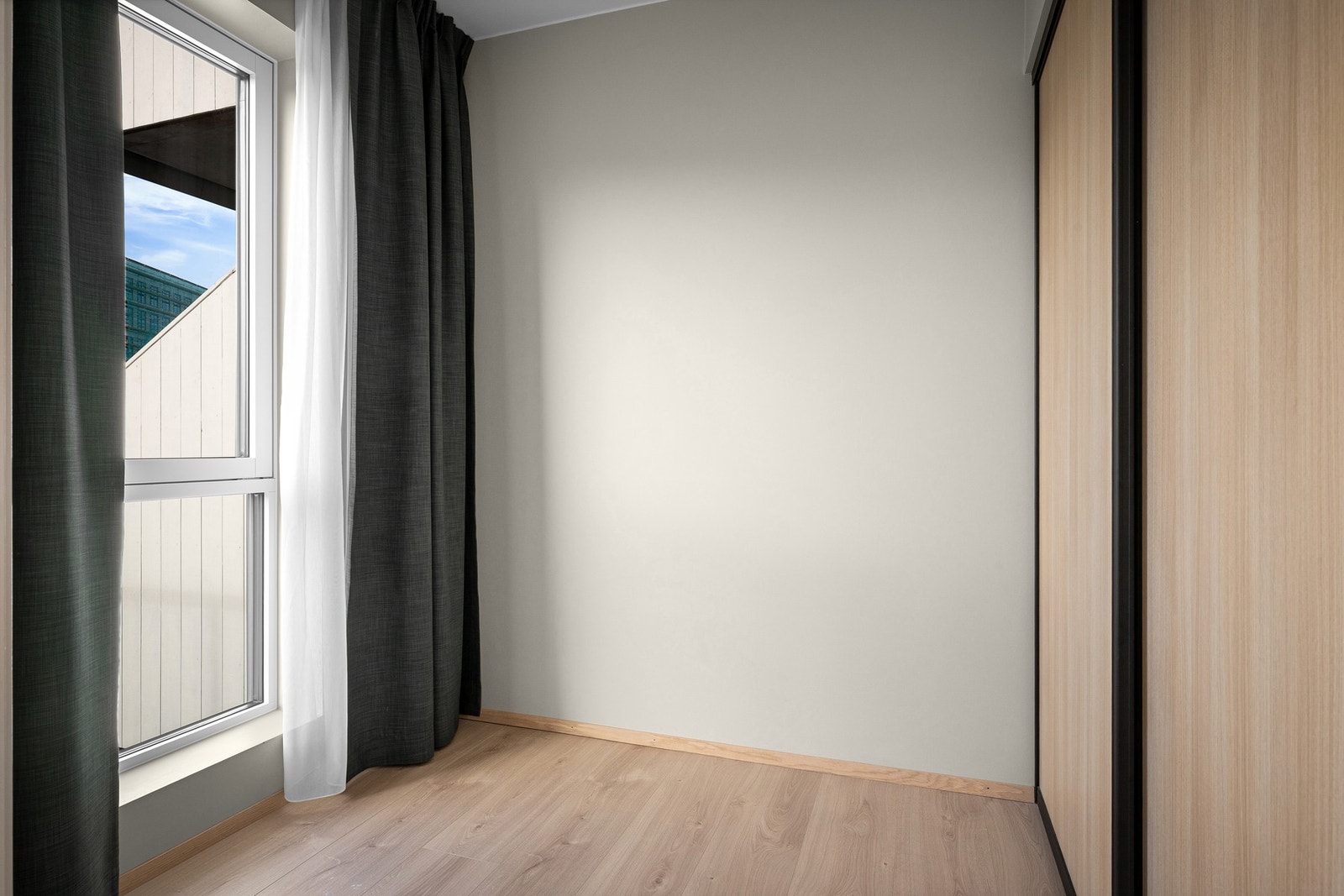 Bod med både vindu og skyvedørsgarderobe Galleribilde