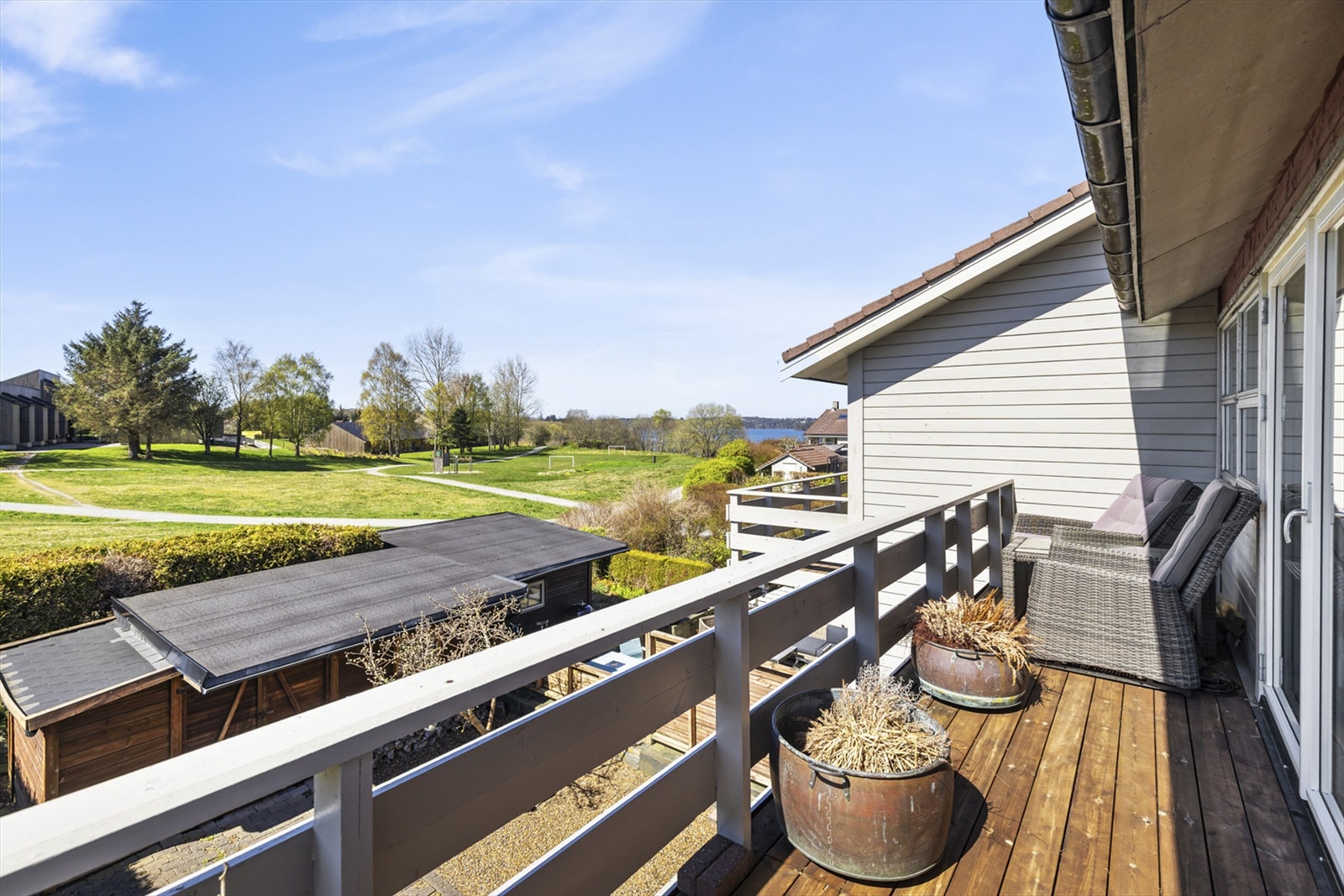Verandaen har god plass til en sittegruppe og nydelig utsikt. (Foto: Marianne Lyse). Galleribilde
