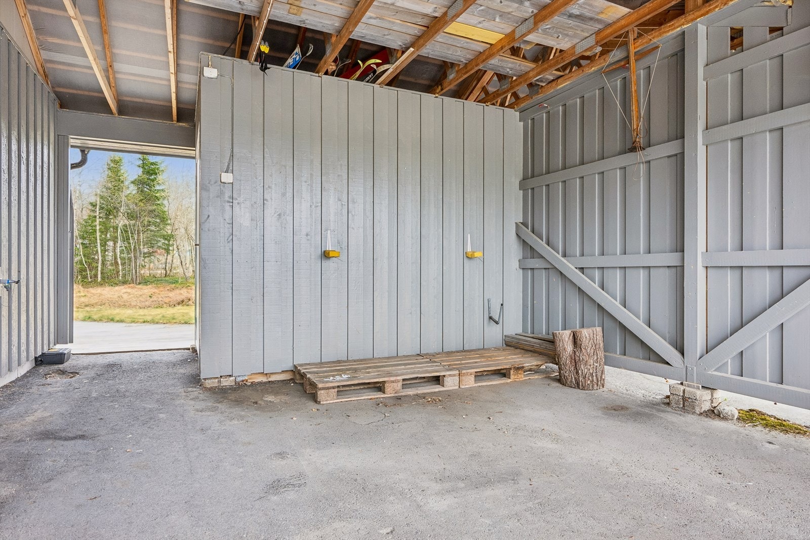 Carport med asfaltert dekke. Utebod på ca. 5,5 kvm. Galleribilde