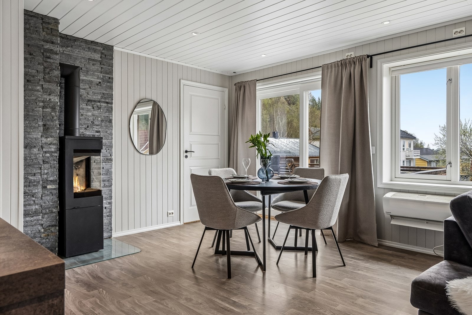 Spiseplass. Vedovn og varmepumpe Galleribilde