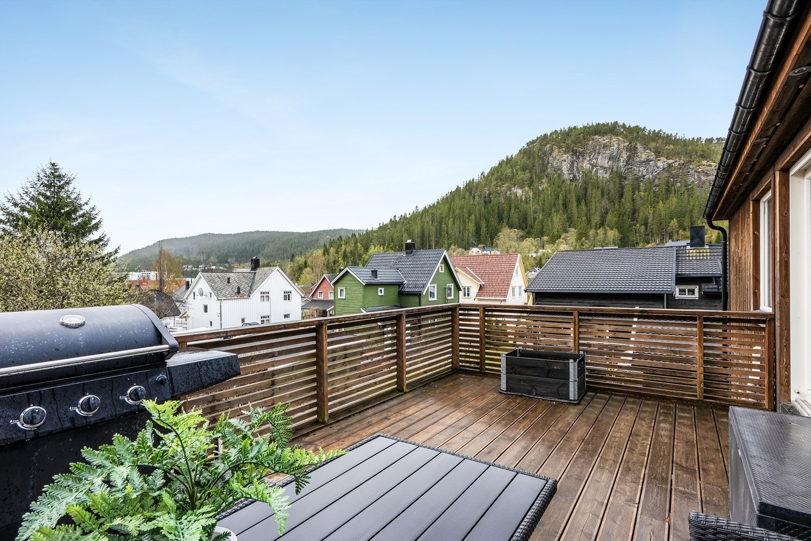 Romslig veranda på 21 kvm med utgang fra stue. Galleribilde