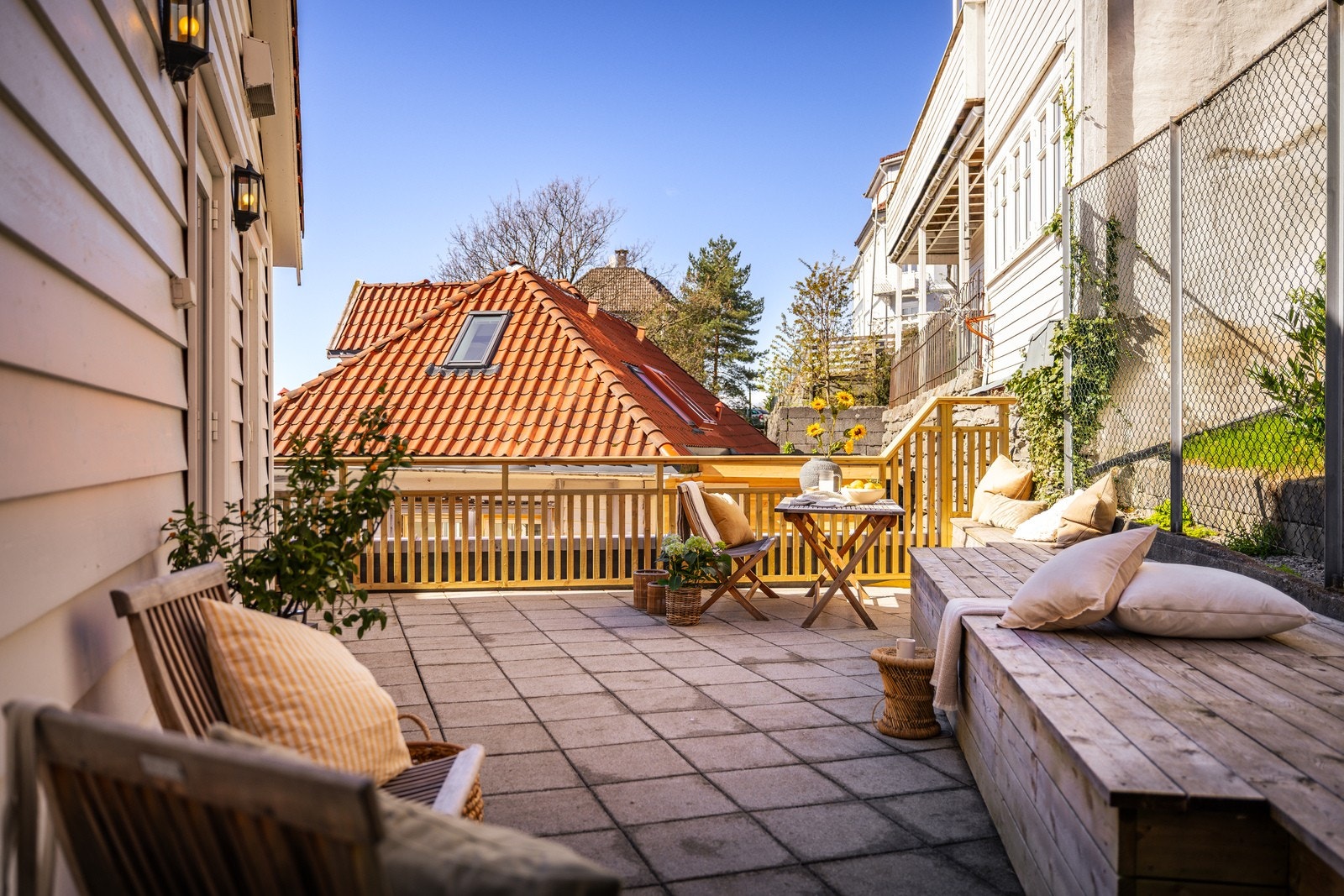 Denne måler ca 25 kvm, og har plass til diverse utemøblement. Galleribilde