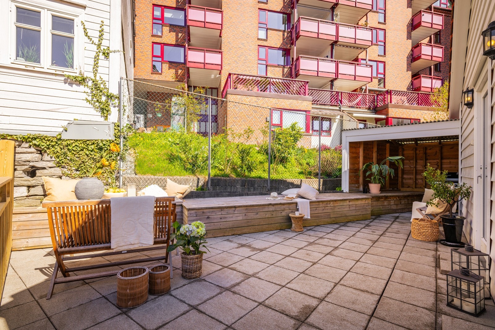 Den overbygde delen gjør det mulig å både grille og nyte sommerdager, selv når det er noen dråper i luften. Galleribilde