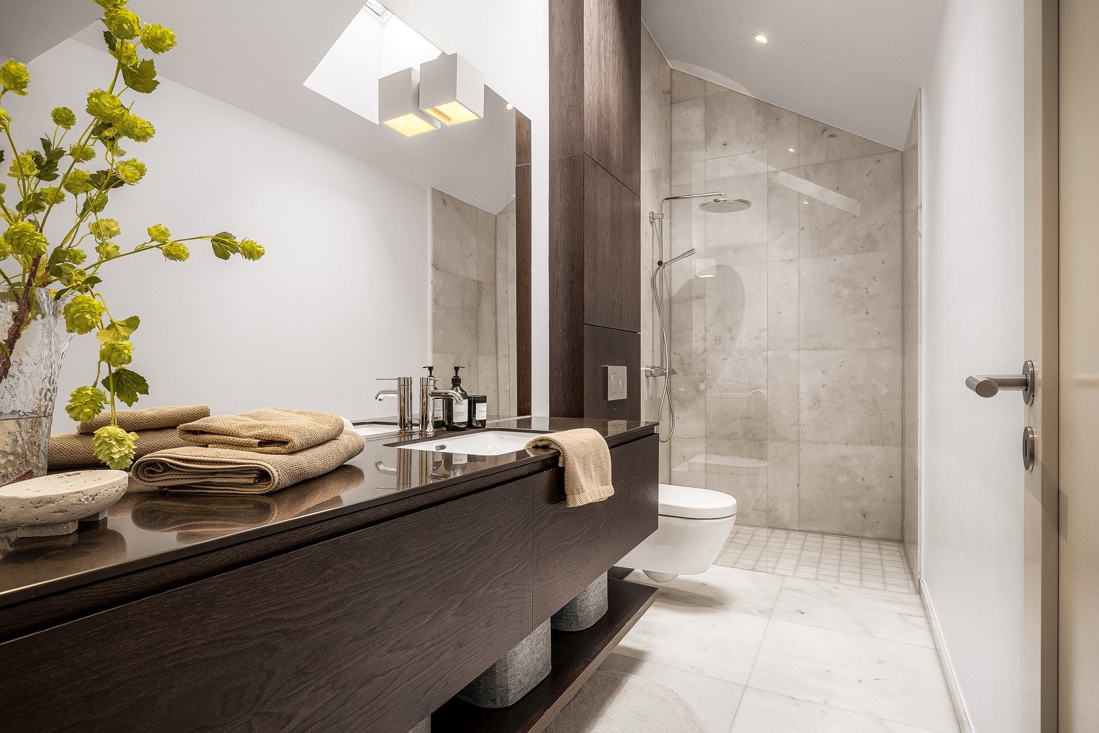 Badet er utført i en lekker nordisk stil, med flislagt gulv og dusjsone. Galleribilde