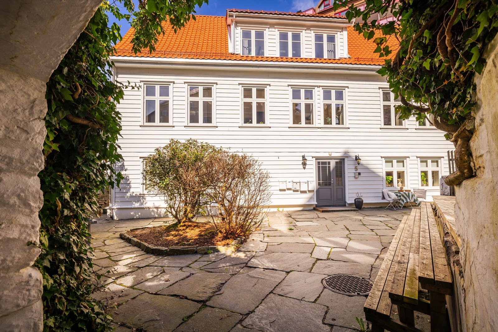 Bygget er fint og herskapelig, med fine omgivelser. Galleribilde