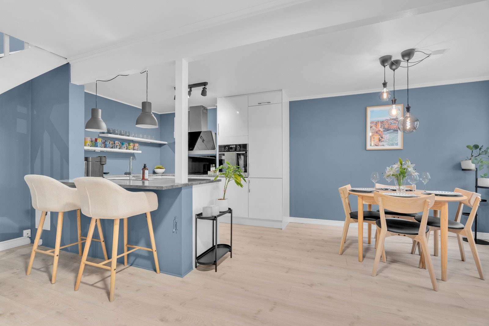 Spiseplass "barkrakkløsning" og plass til spisebord/spisestue. Galleribilde