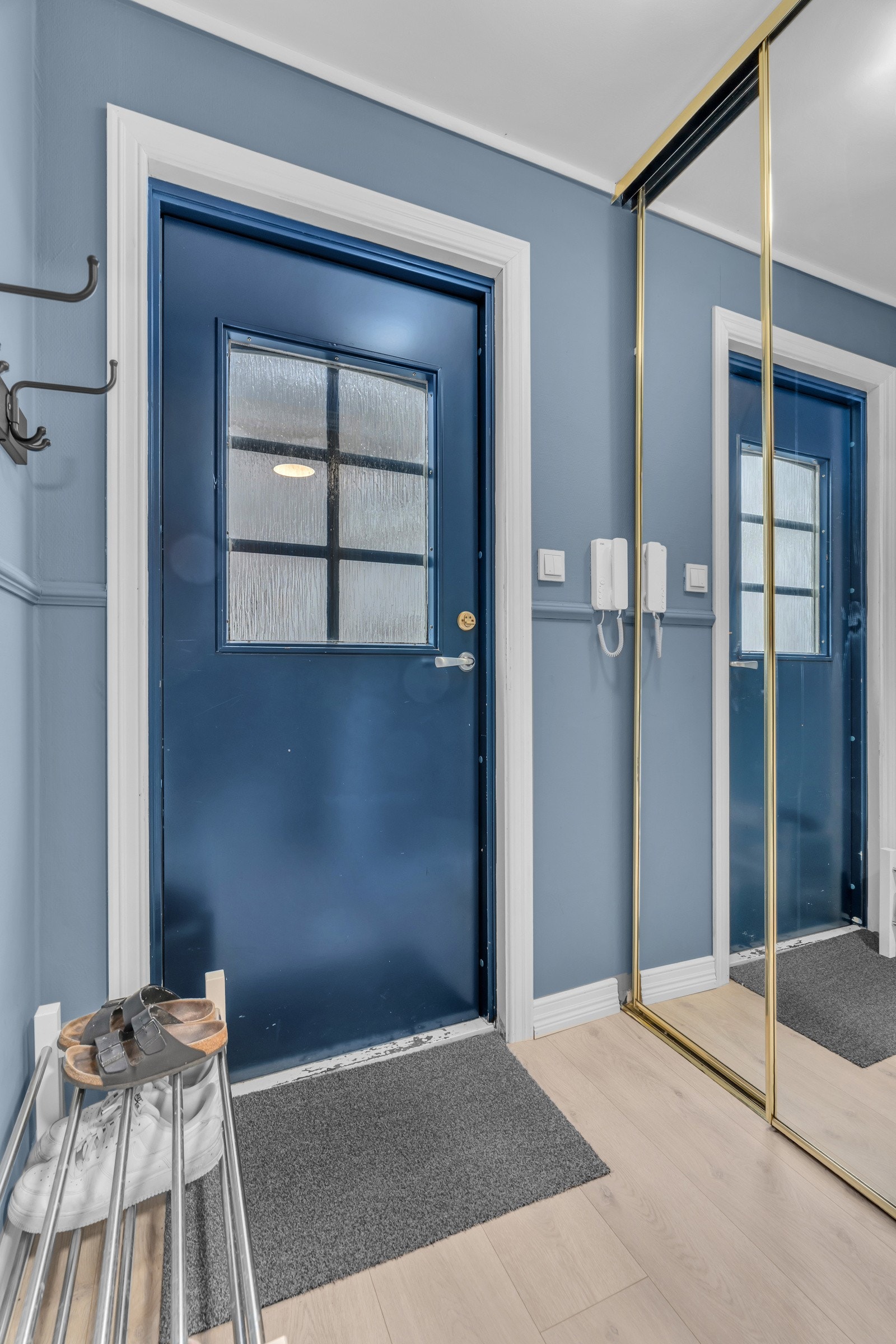 Gang 1.etg med skyvedørsgarderobe. Galleribilde