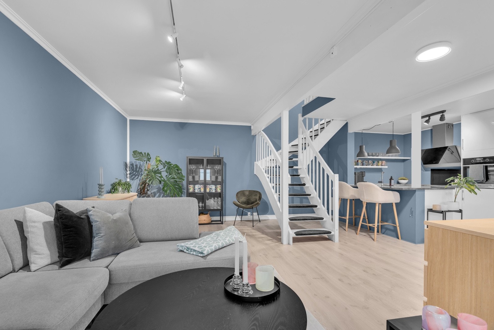 God plass til flere sittegrupper. Galleribilde