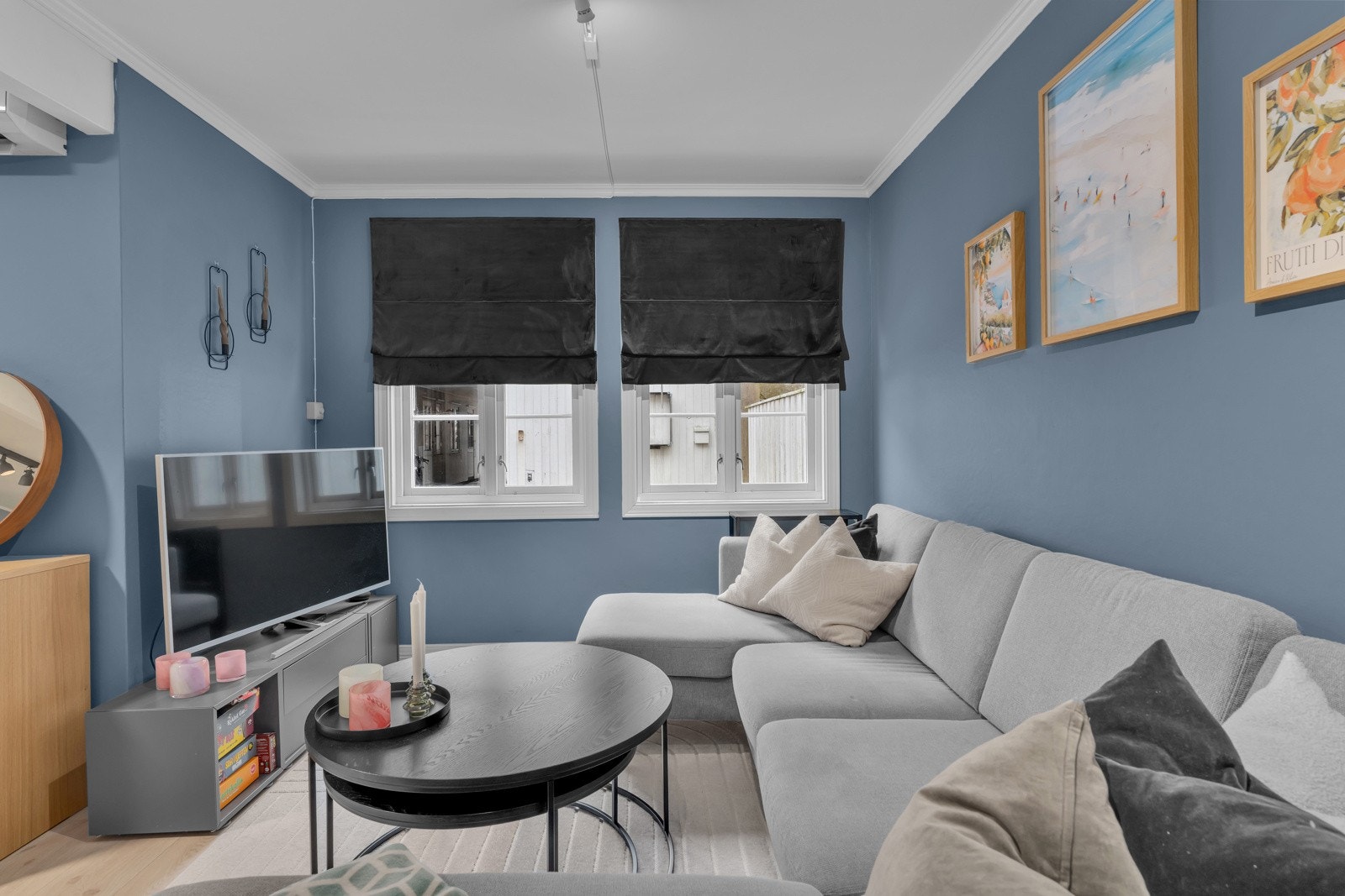 God plass til sofagruppe ved stuevindu. Galleribilde