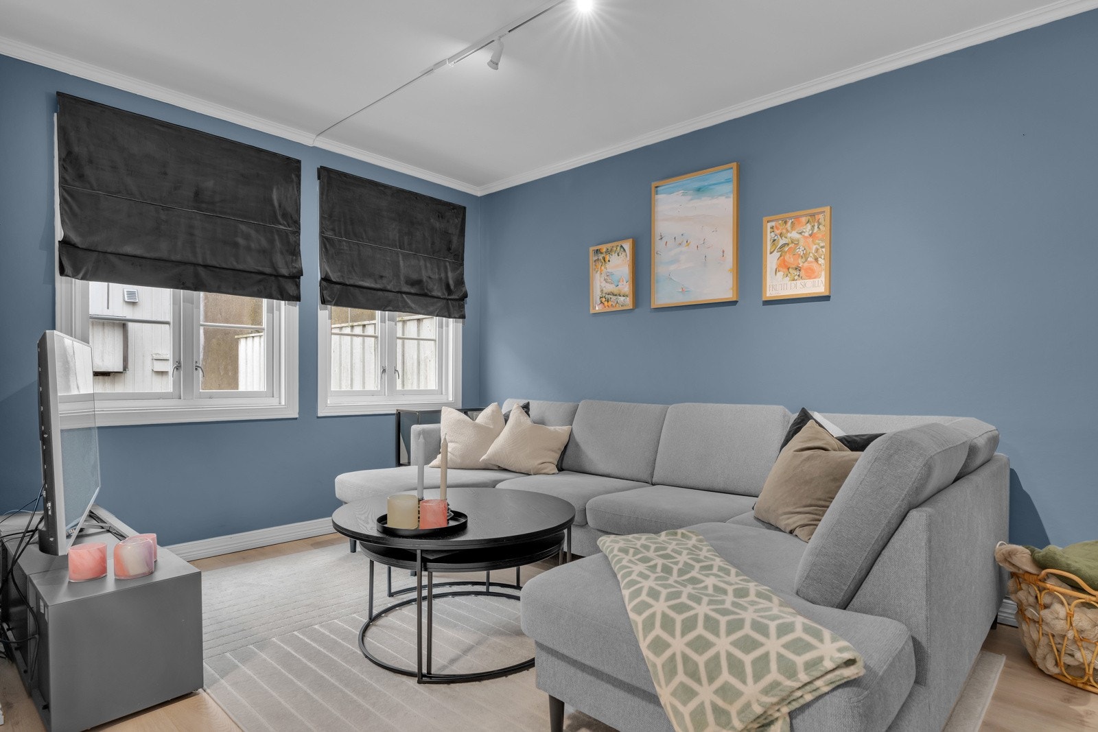 God plass til sofagruppe ved stuevindu. Galleribilde