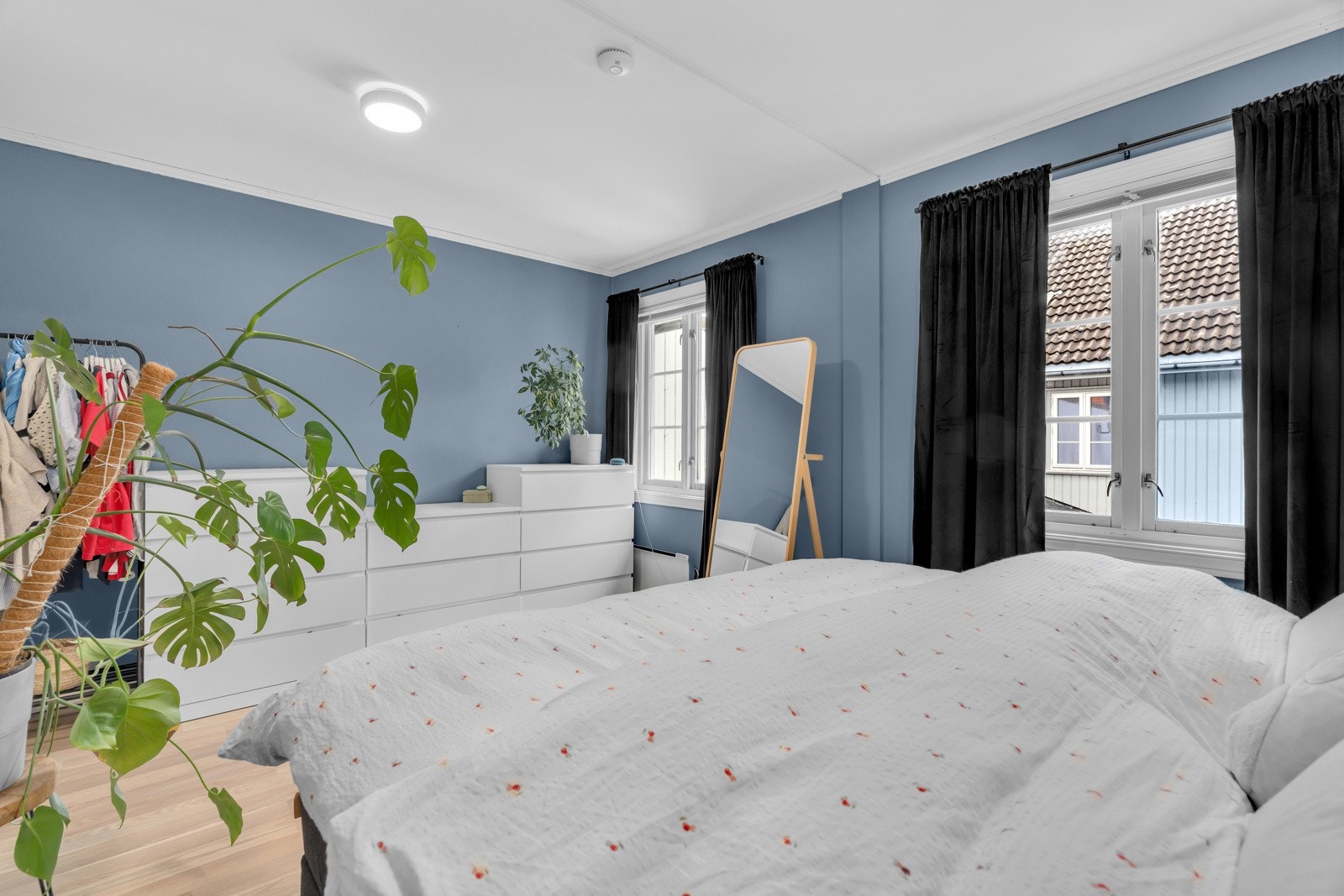 Stort hovedsoverom - har opprinnelig vært oppdelt i 2 soverom. Galleribilde