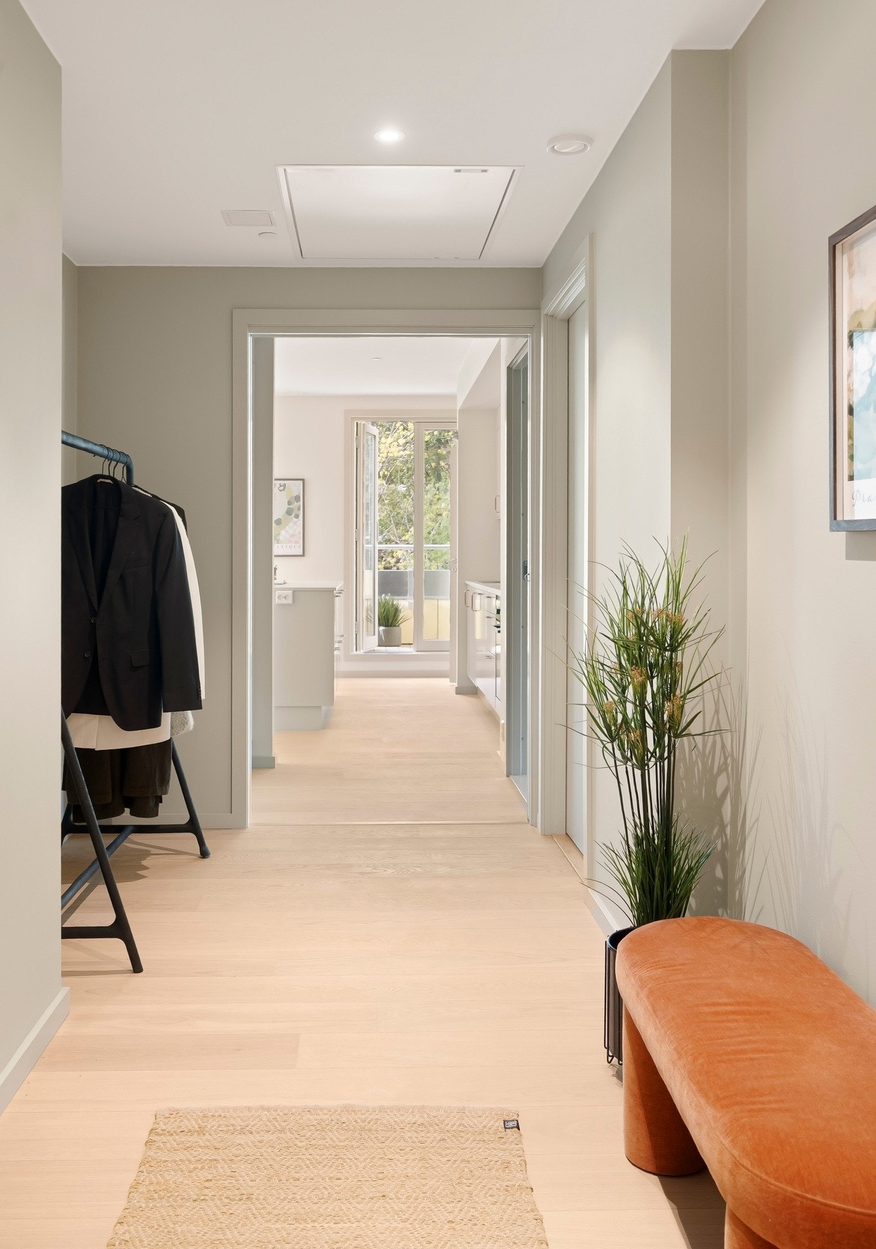 Lys og romslig entré med callinganlegg. Galleribilde