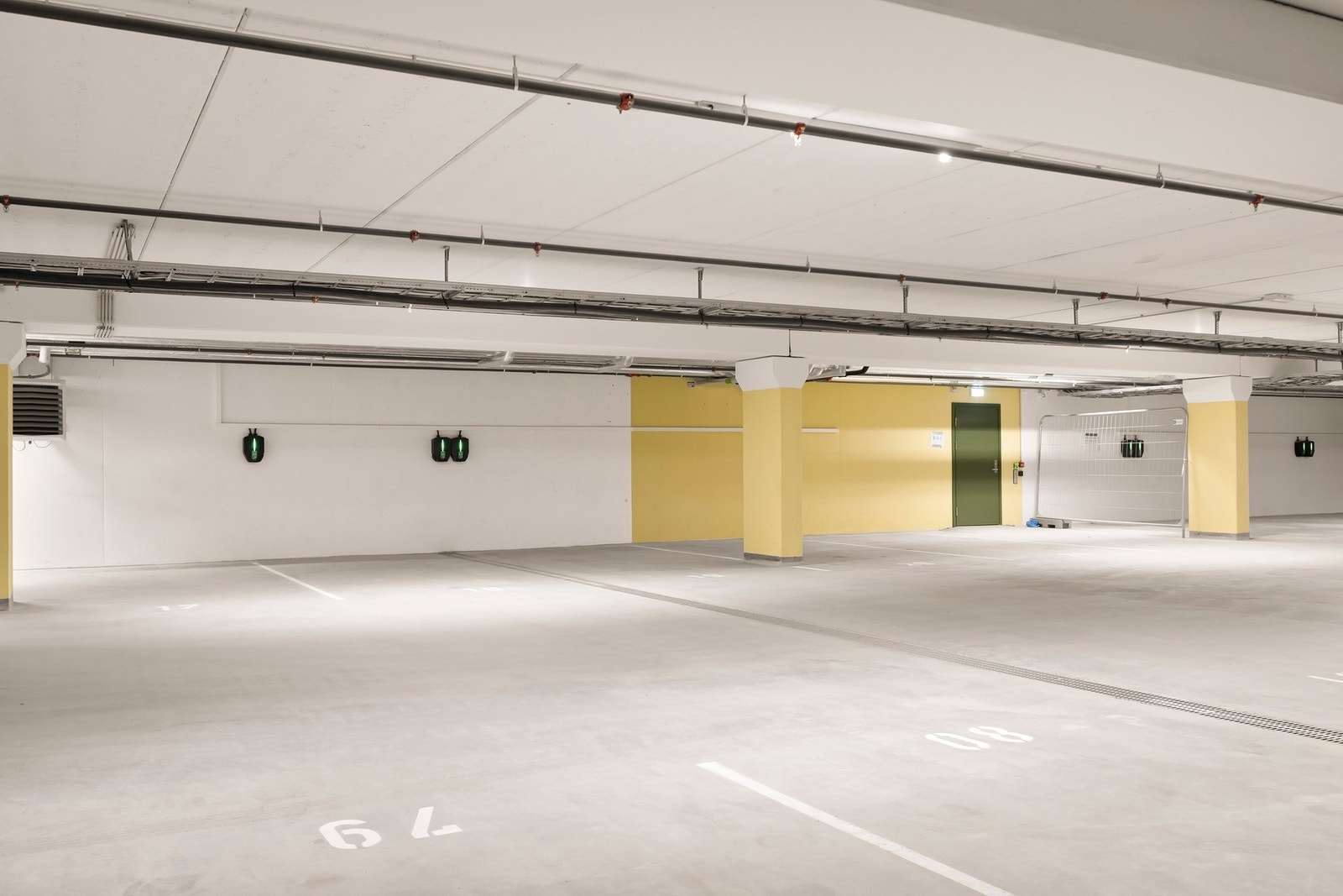 Garasjeplass med elbillader medfølger. Mulighet til å kjøpe en parkeringsplass til. Galleribilde