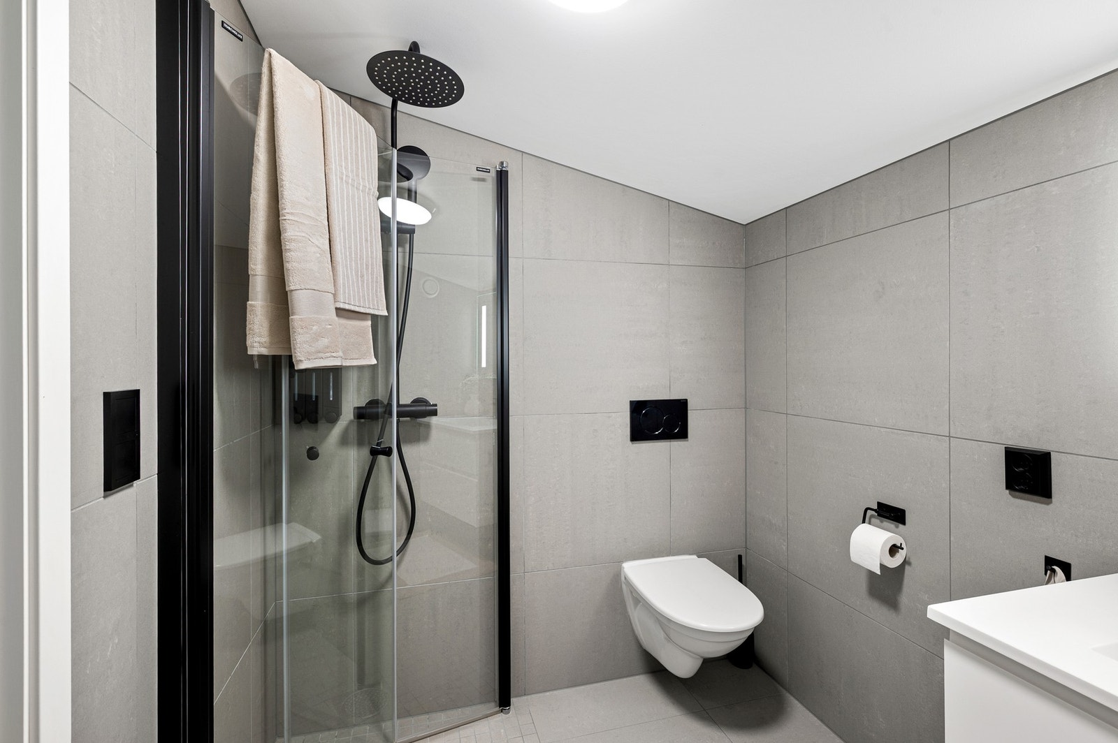 Badet fikk dusjarmatur montert i 2022, vegghengt toalett, og servant med underskap og speil. Galleribilde
