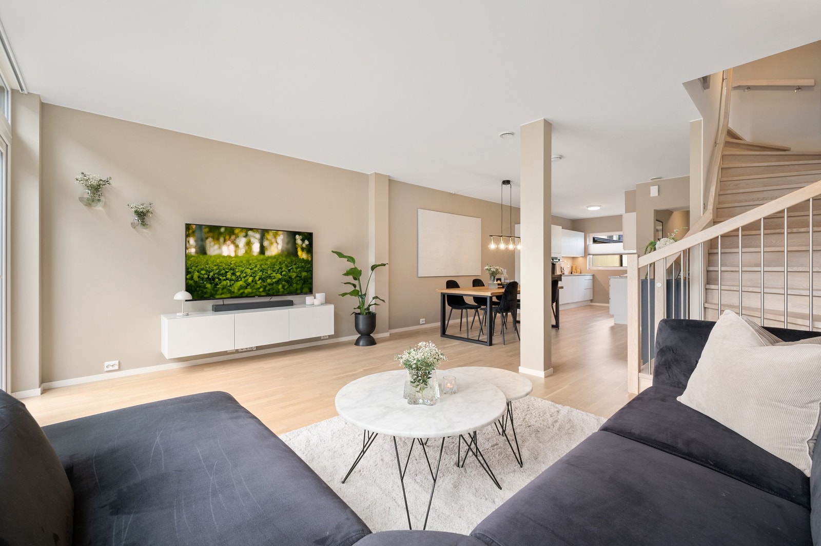 Boligen er på gode 142m² BRA-i, og strekker seg over tre plan. Galleribilde