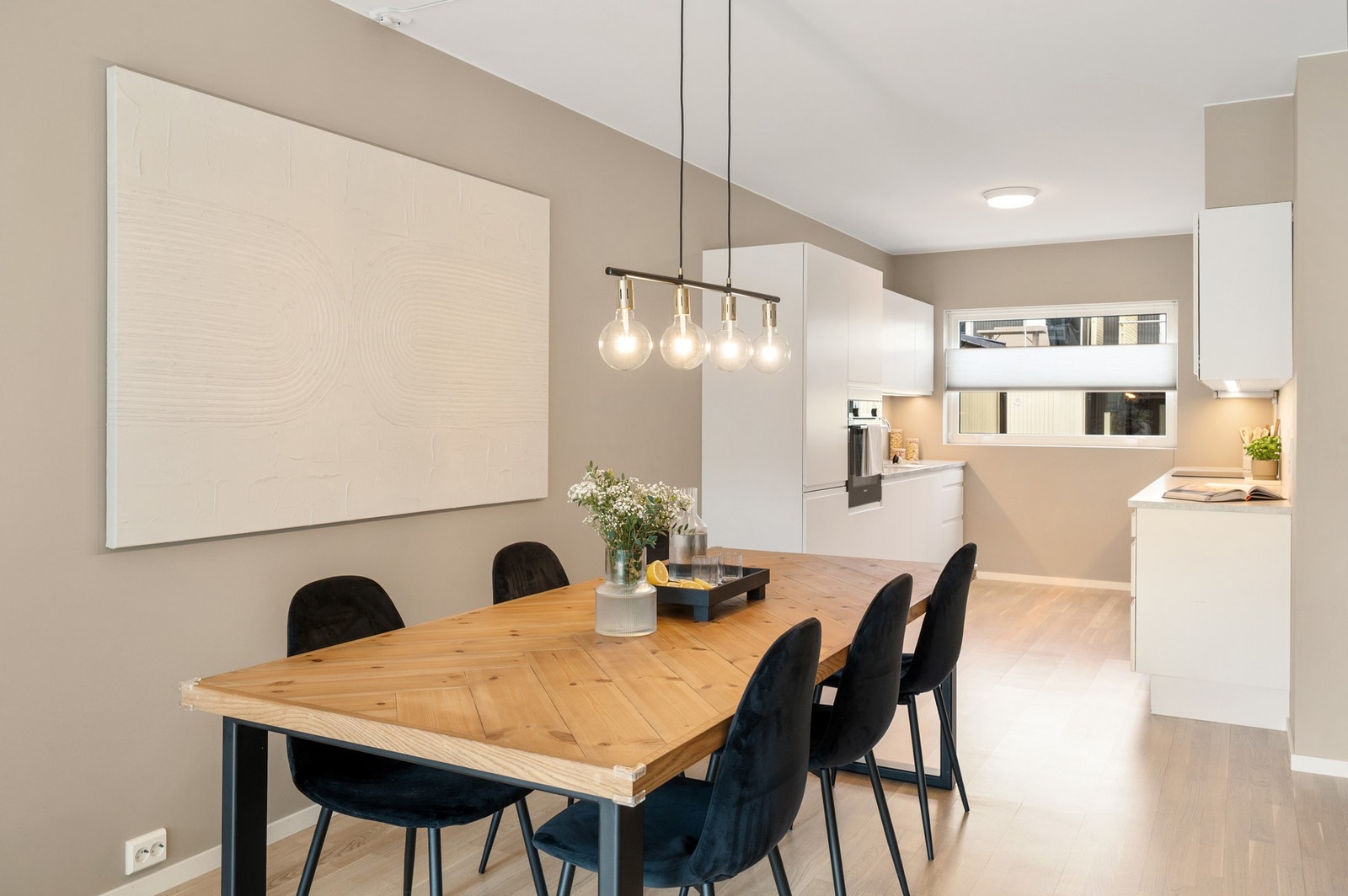 Rekkehuset er malt i stilrene og behagelige fargenyanser som gir et gjennomført uttrykk. (Modern beige fra Jotun på stue, kjøkken, gang nede og gang oppe) Galleribilde
