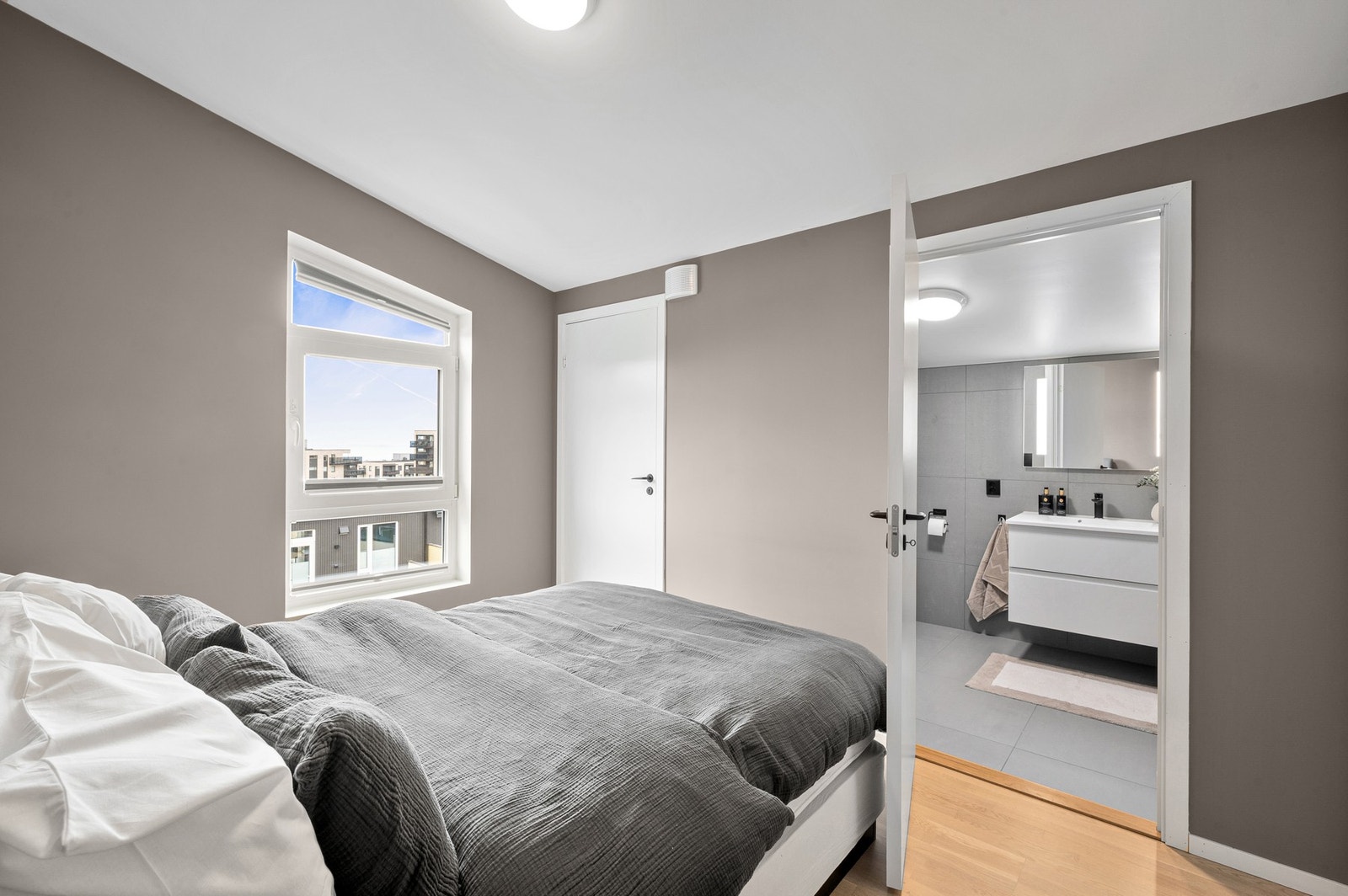 Rommet har en generøs takhøyde, inngang til en innvendig bod og sitt eget "en-suite" bad. Galleribilde