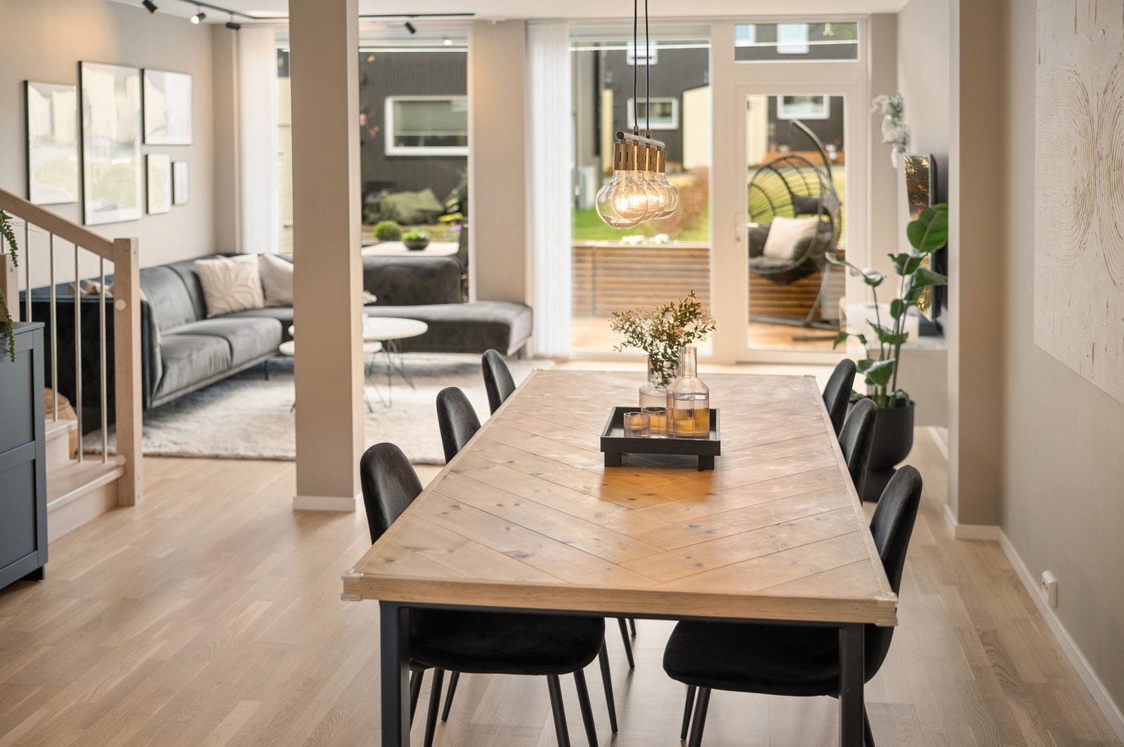 Detaljbilde fra spiseseksjonen med sømløs overgang til terrassen. Galleribilde