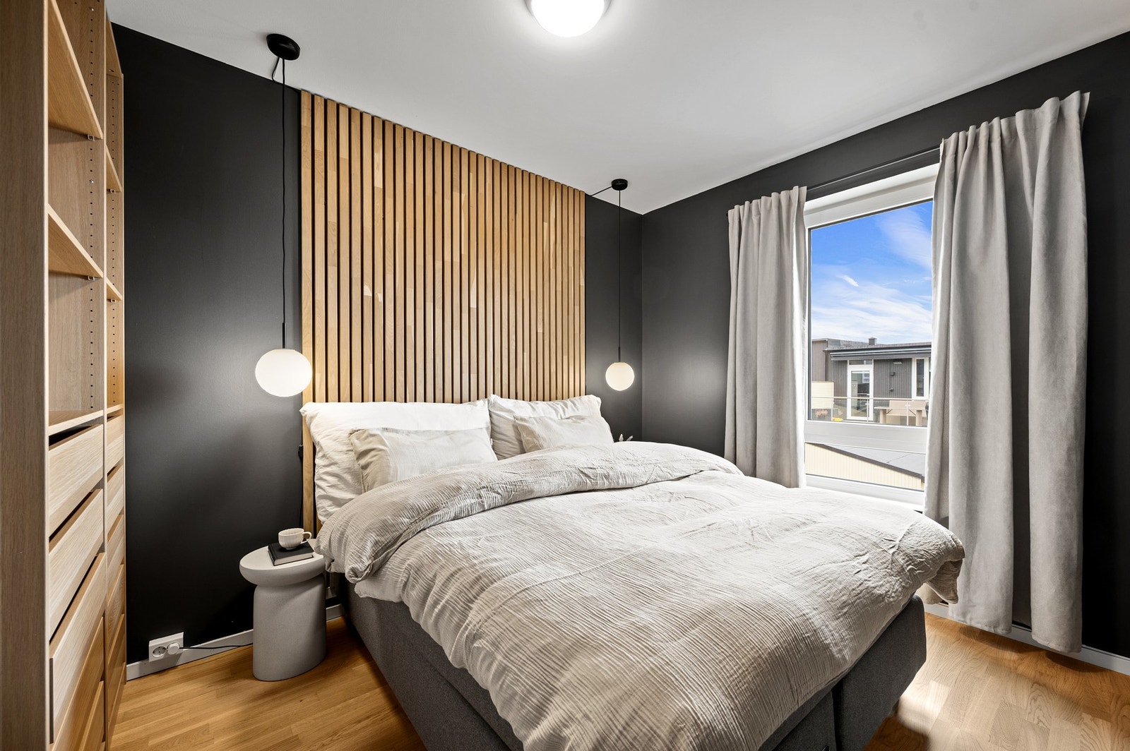 Soverom 1 måler 9,8m² og er malt i fargen "Aske" fra Jotun. Galleribilde