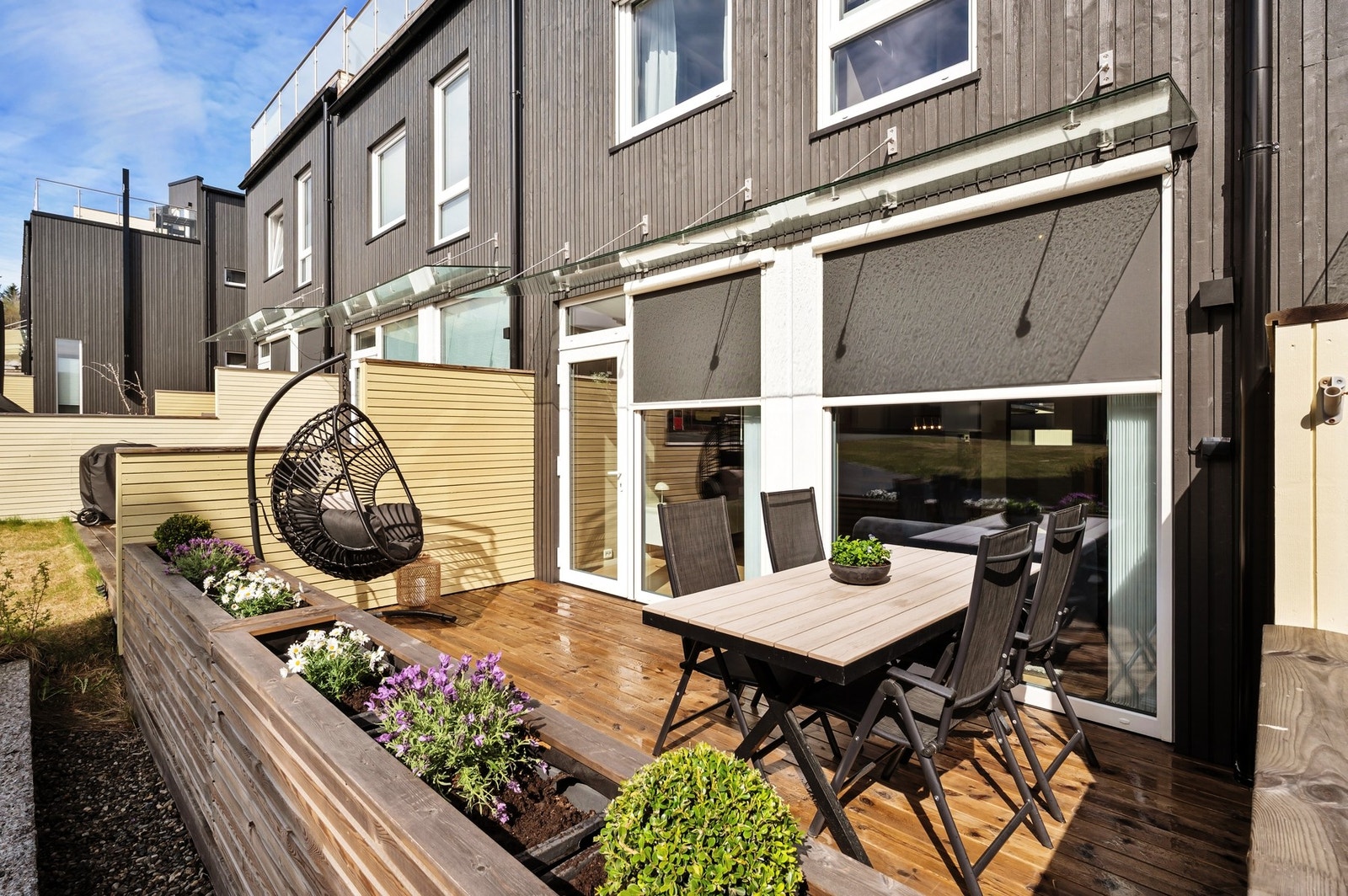 Sørvendt markterrasse med svært gode solforhold. Utvendige screens på alle vinduer på sørsiden av boligen, med unntak av verandadør nede. Galleribilde
