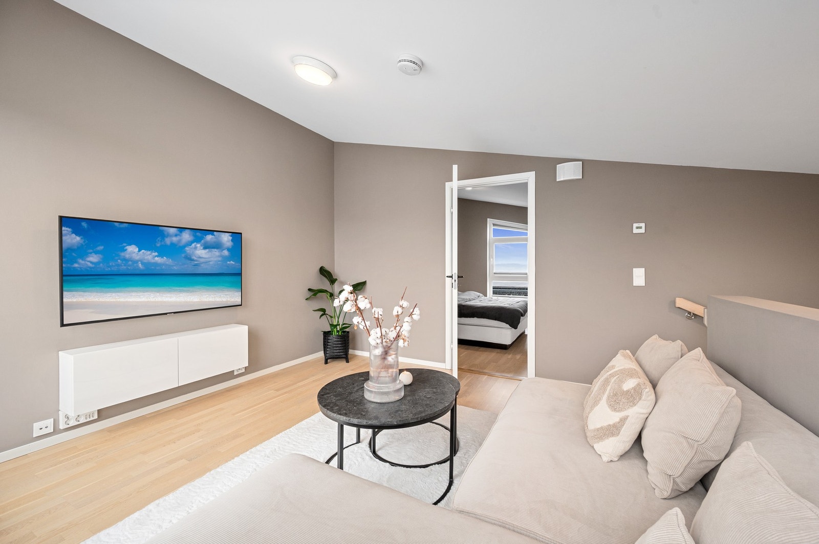 Videre i 3.etasjen har du en herlig loftstue, 1 soverom med bad og bod, og utgang til den herlige takterrassen. Galleribilde