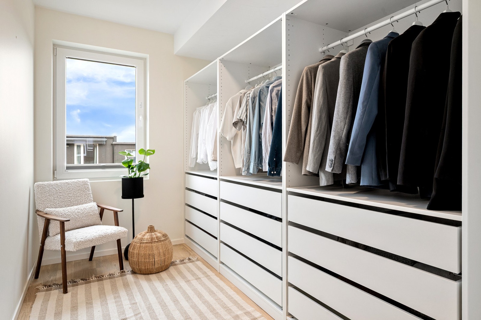 Soverom 2 måler 7,2m² og er i dag innredet som et praktisk walk-in closet. Galleribilde