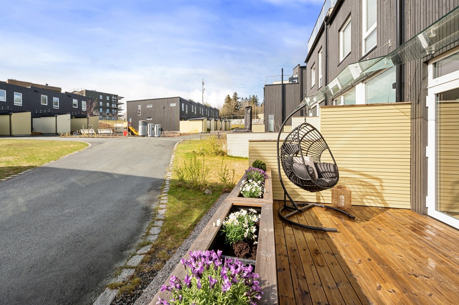 Trivelig uteplass med skjermet beliggenhet og nærhet til felles uteområder. Galleribilde