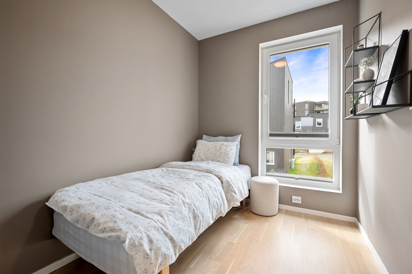 Soverom 4 måler 6,5m². Både soverom 3 og 4 og loftstuen er malt i fargen "Muskattnøtt" fra Jotun. Galleribilde