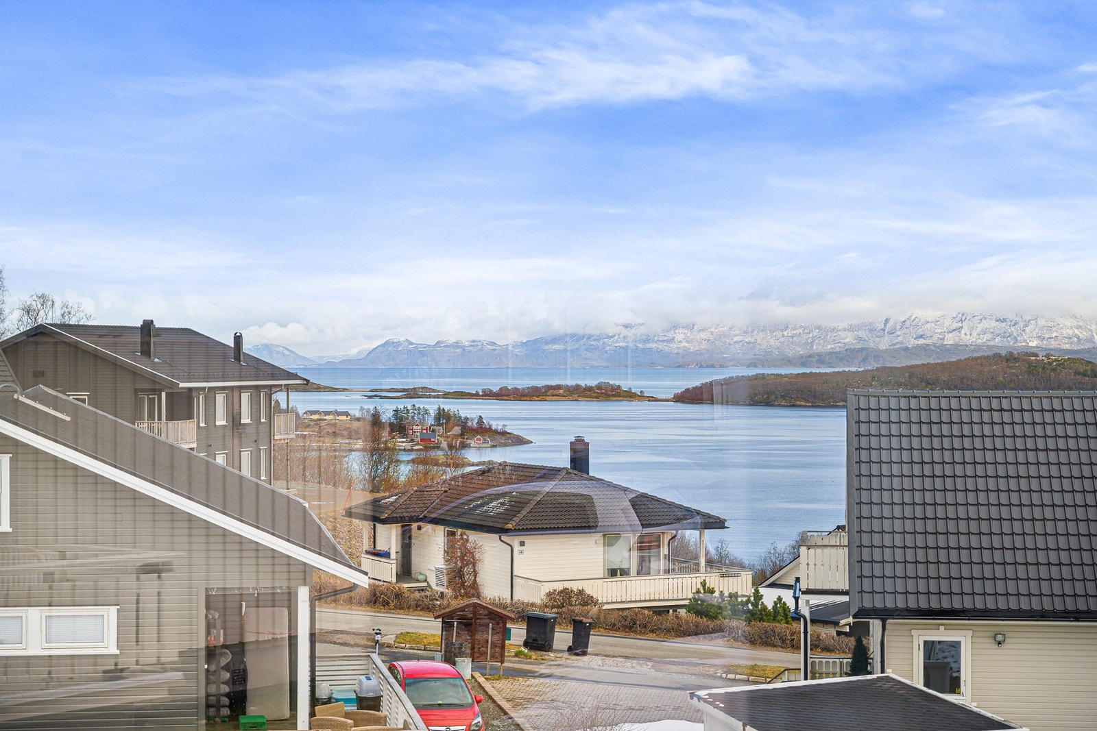 Utsikt mot Arnøya fra stuevindu Galleribilde