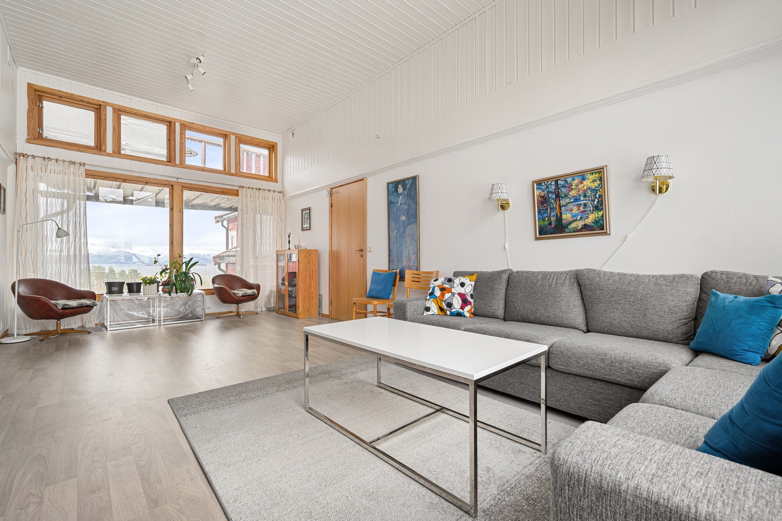 Denne romslige stua ligger i fellesarealet i bygget. Dette brukes av boligeierne i fellesskap, perfekt for sosiale sammenkomster av ulikt slag Galleribilde