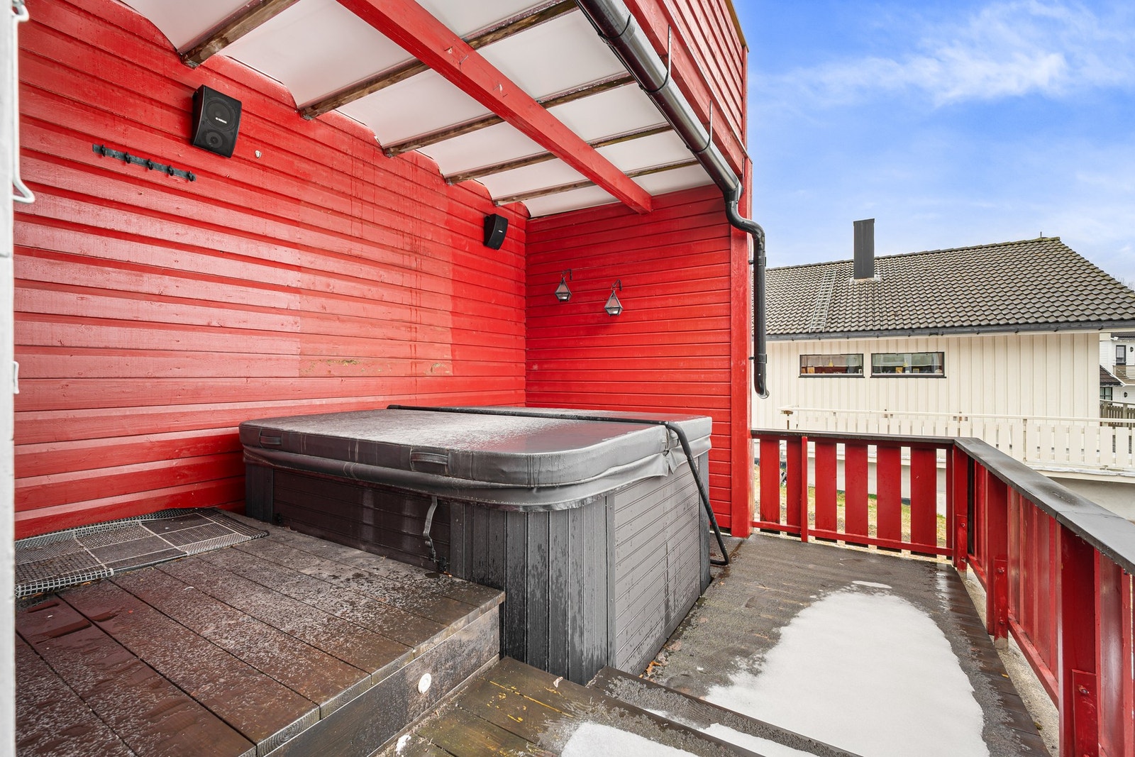 Balkongen mot nord er dels overbygd. Jacuzzien medfølger ikke. Galleribilde