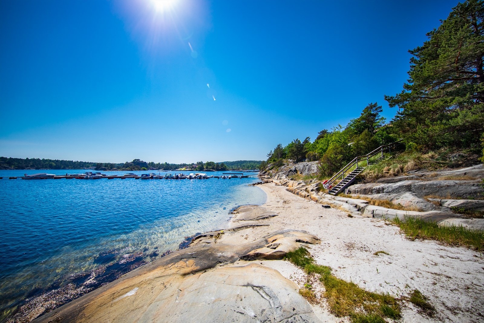 Ca. 80 meter øst for denne, på grunneiers eiendom, er det en fin, barnevennlig sandstrand. Galleribilde
