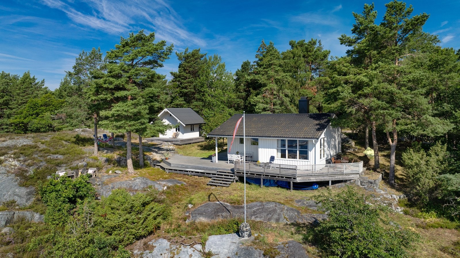 Hytta fremstår velholdt med nyere taktekking, kledning og terrasse, og flere av vinduene er skiftet i nyere tid Galleribilde