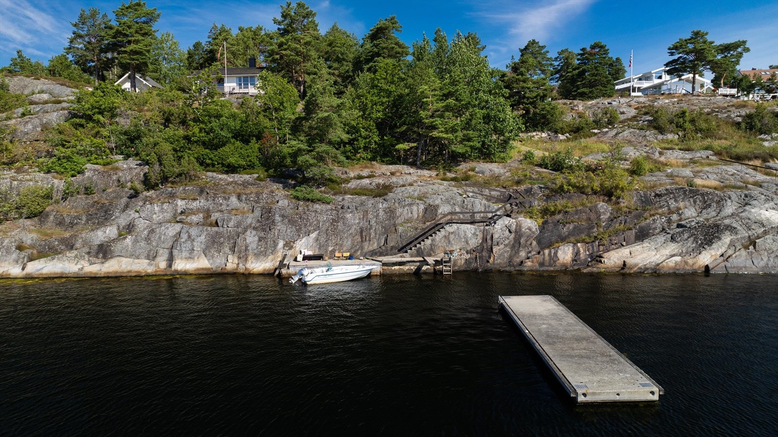 Eiendommen har strandlinje på ca. 57 meter med egen brygge, samt flytebrygge med ferdigattest fra 2004. Galleribilde