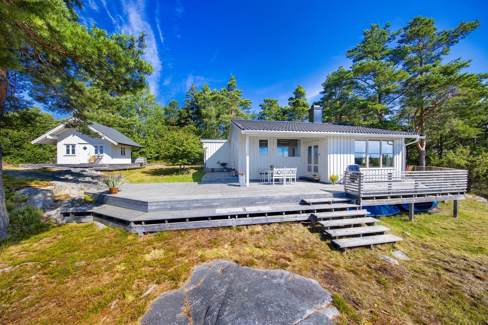 Eiendommen består av arkitekttegnet hytte fra 1958 og uthus fra 2011. Galleribilde