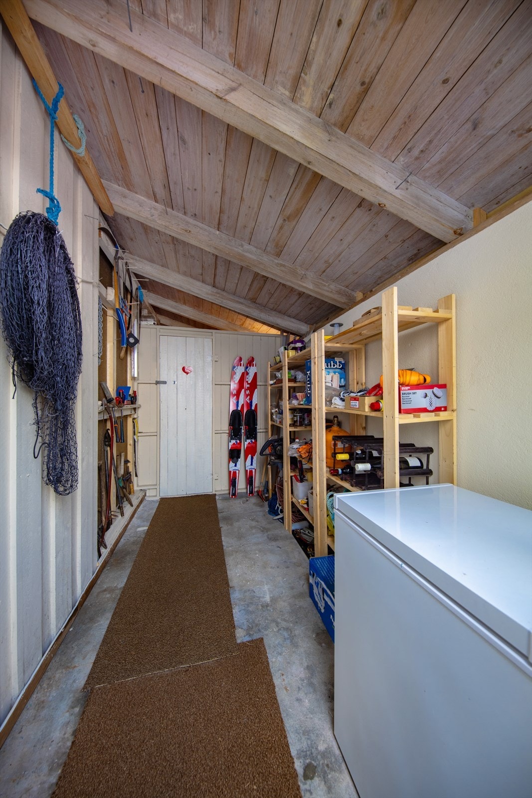 Hytta inneholder også bod og toalettrom med forbrenningstoalett. Galleribilde
