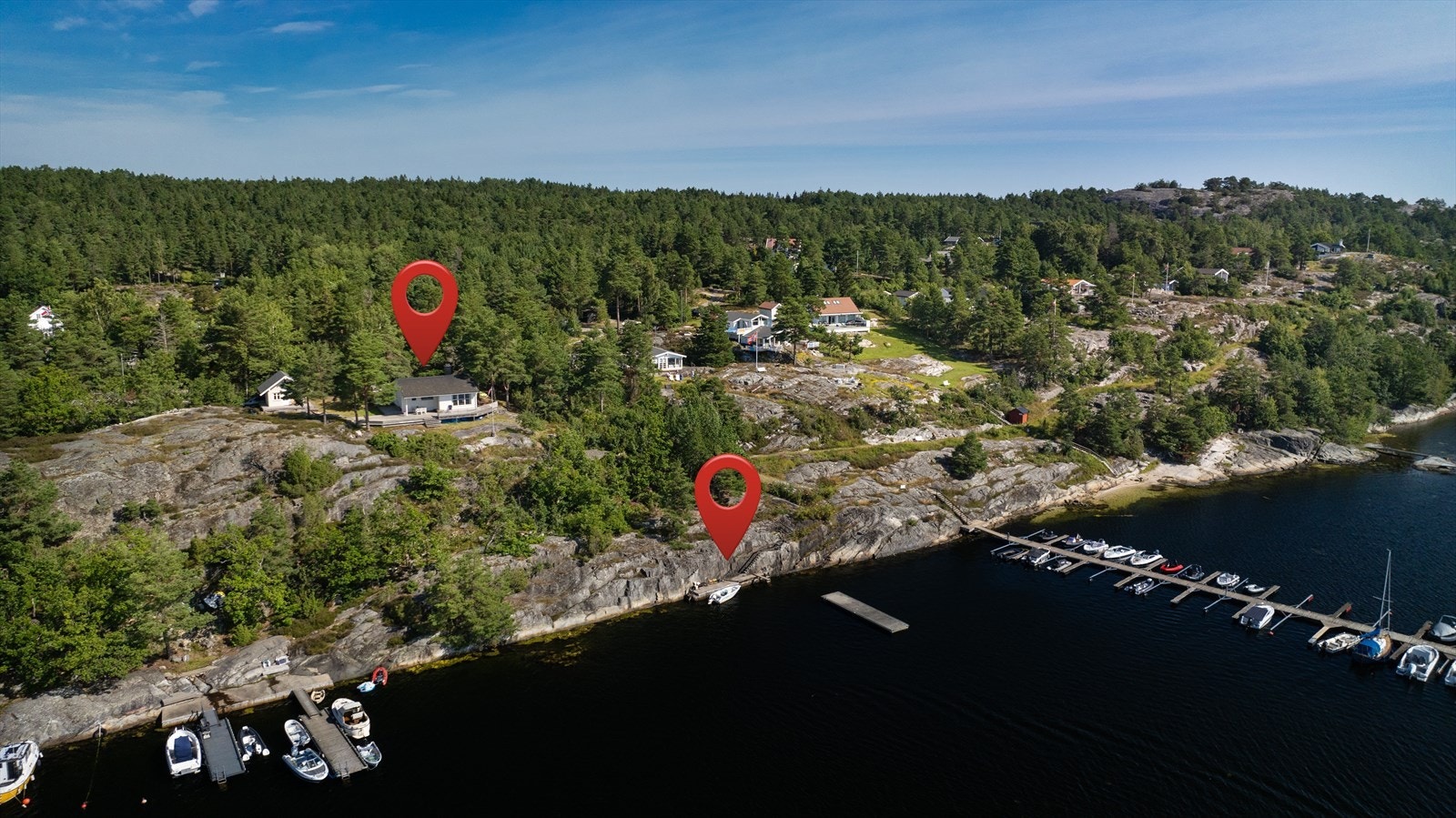 Skudvikveien 18 har en attraktiv beliggenhet på fastlandet med bilvei helt frem og sjøen rett nedenfor med egen brygge og flytebrygge. Galleribilde