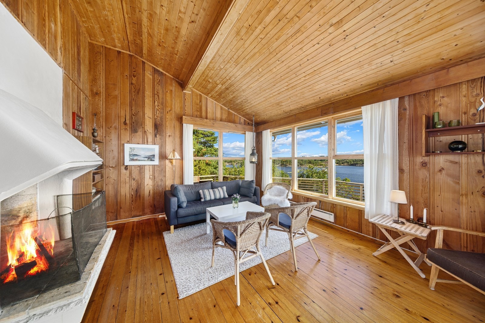 Hytta har gulv av furu og vegger med trepanel (Oregon pine med kobberstifter). Galleribilde