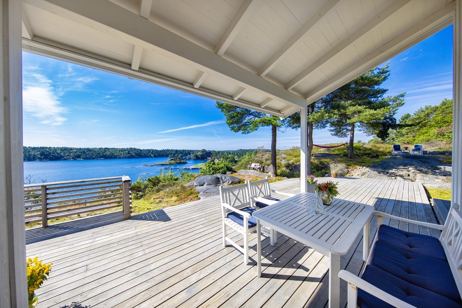 Eiendommen har stor og nyere terrasse mot sør med fantastisk utsikt til sjøen. Galleribilde