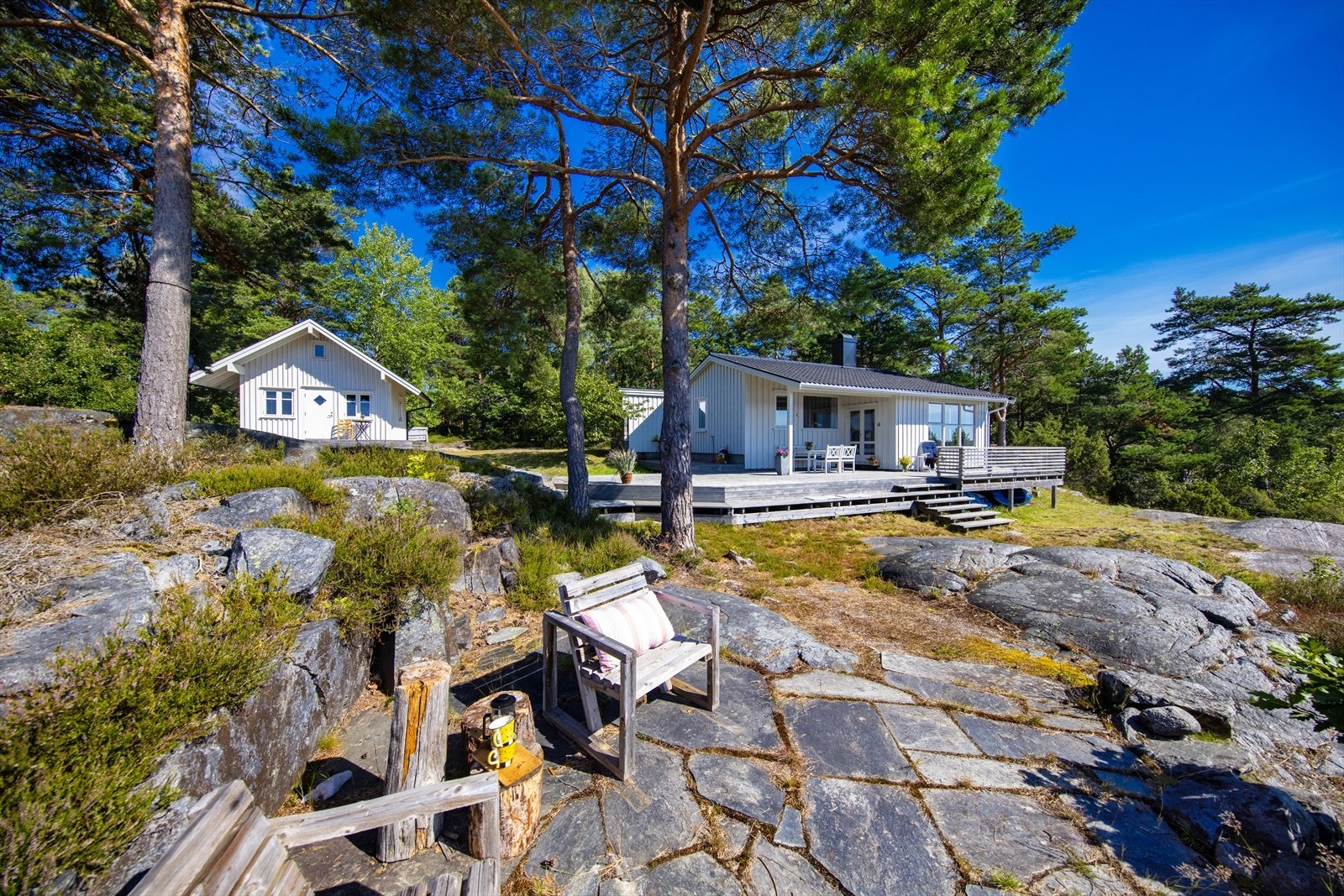 Den store tomten gjør at eiendommen oppleves svært skjermet. Galleribilde