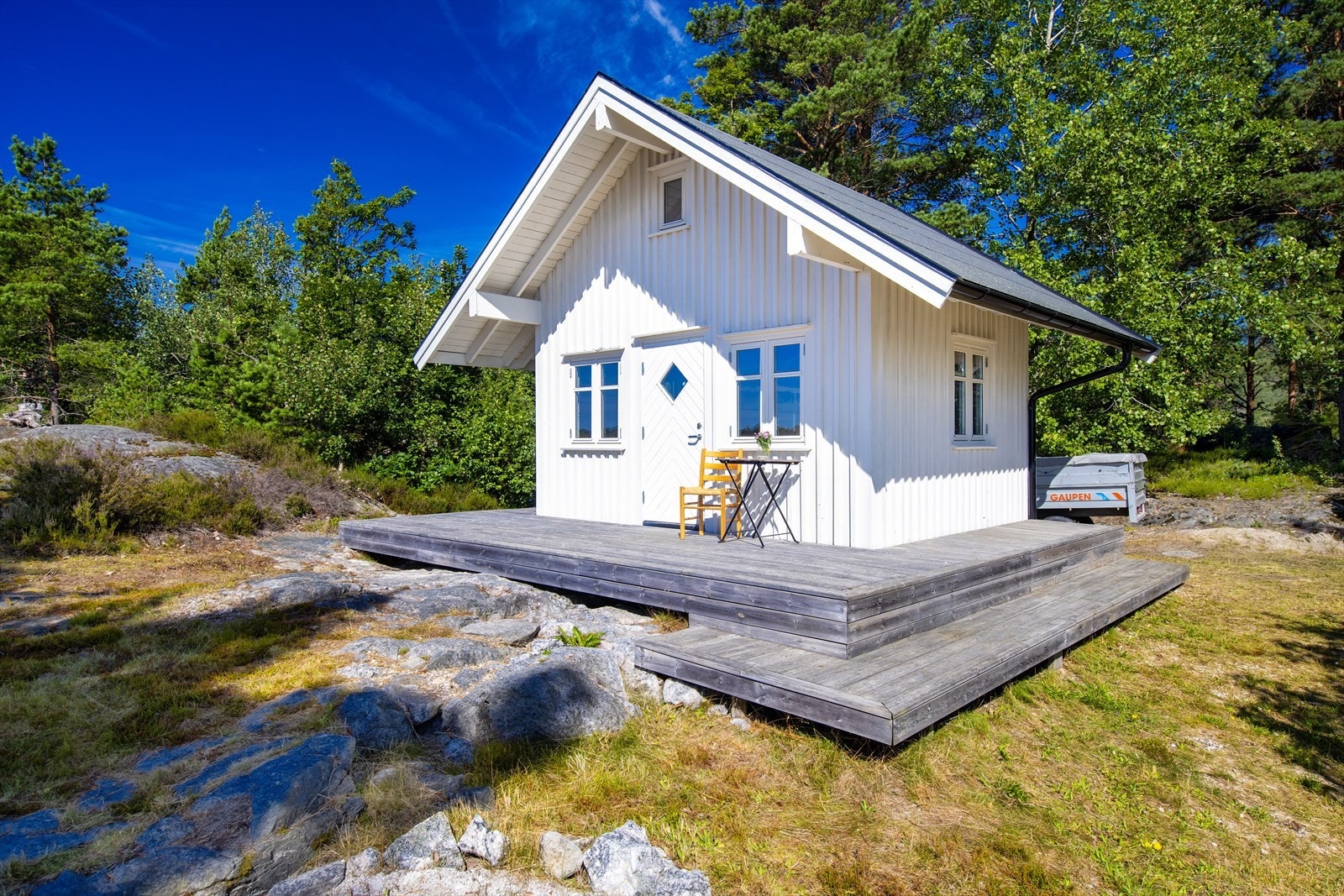 Uthuset er et uisolert bygg med ett rom på hovedplan med hems over. Galleribilde