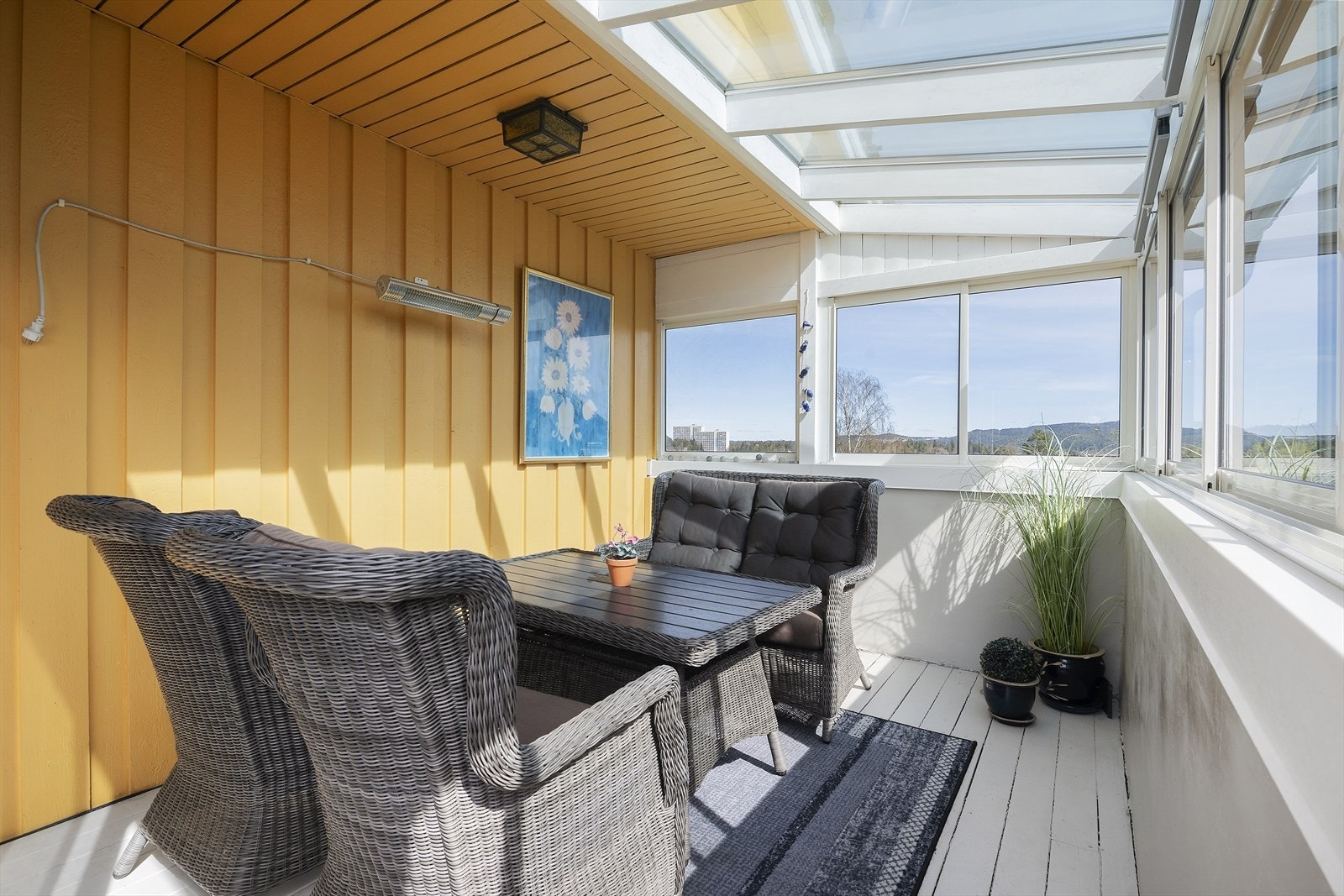 Dette gir en lun og skjermet uteplass og bidrar til å forlenge utesesongen betydelig. Galleribilde