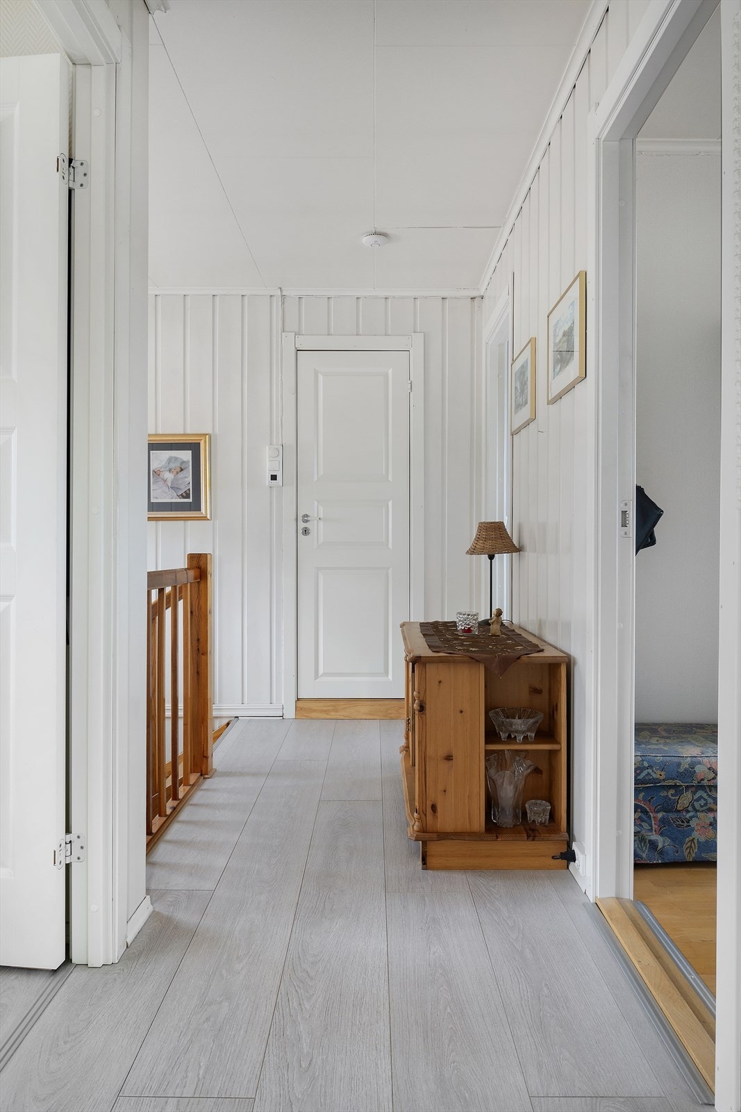 Hall i 1. etasje med trapp ned til underetasjen. Galleribilde