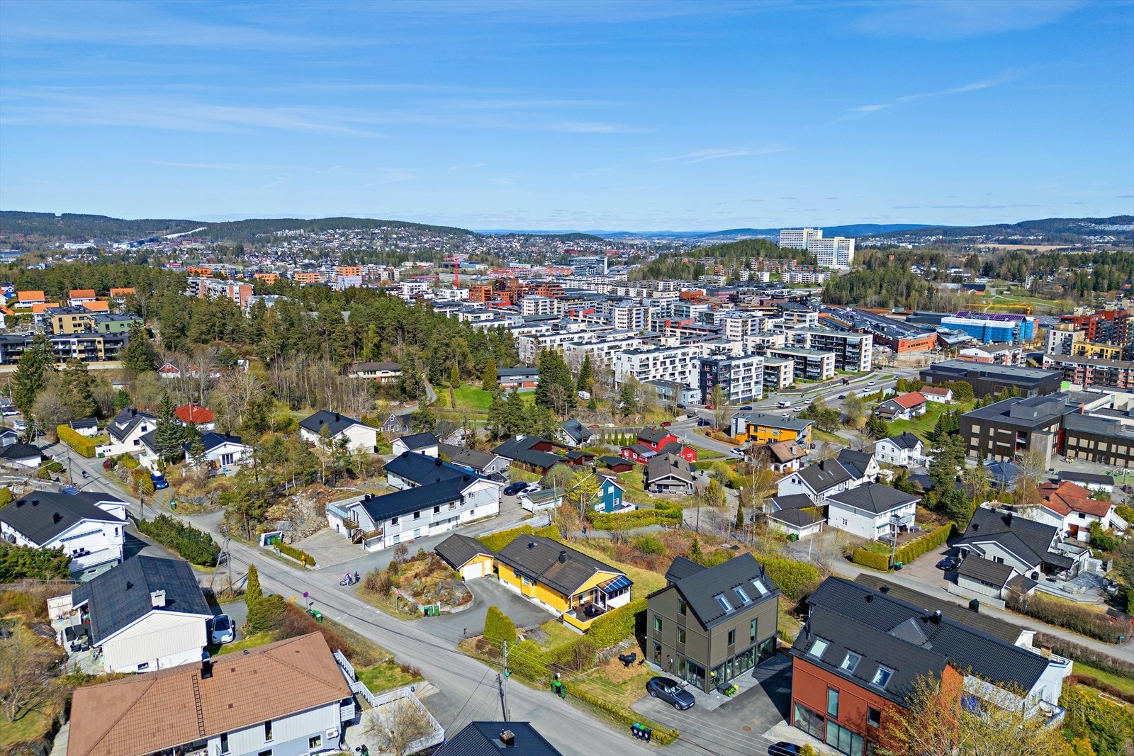 Kulturhuset har for øvrig kino, bibliotek, musikk- og kulturskole, helse- og omsorgstilbud, treningssenter, restauranter m.m. Galleribilde