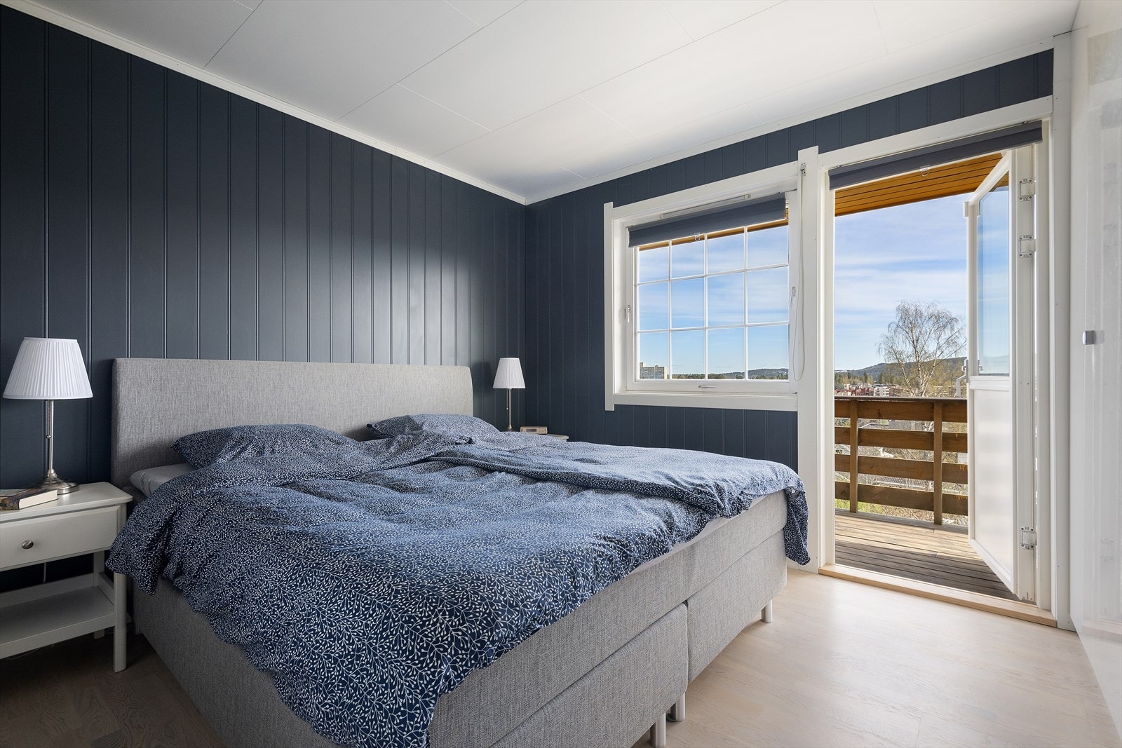 Boligen har totalt tre soverom, hvor to er plassert i 1. etasje og ett i underetasjen. Galleribilde