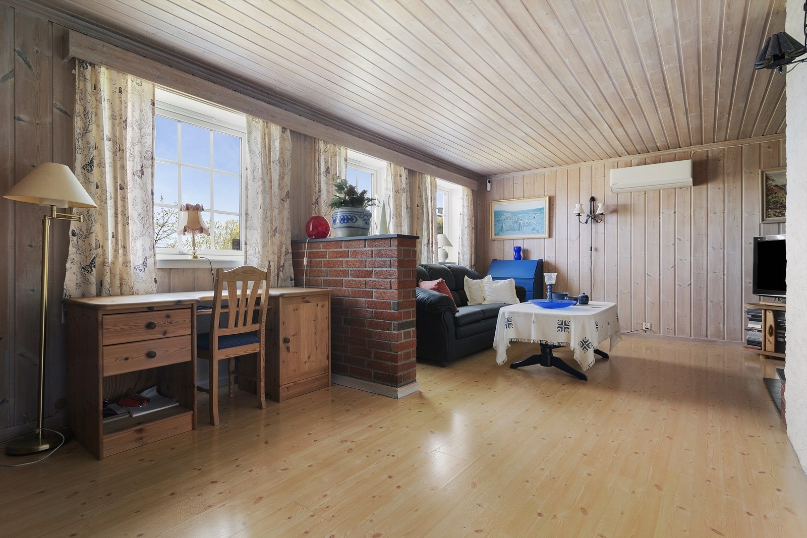 Leiligheten byr også på en ekstra stue i underetasjen, med gode møbleringsmuligheter og god plass til sofagruppe og øvrig møblement. Galleribilde