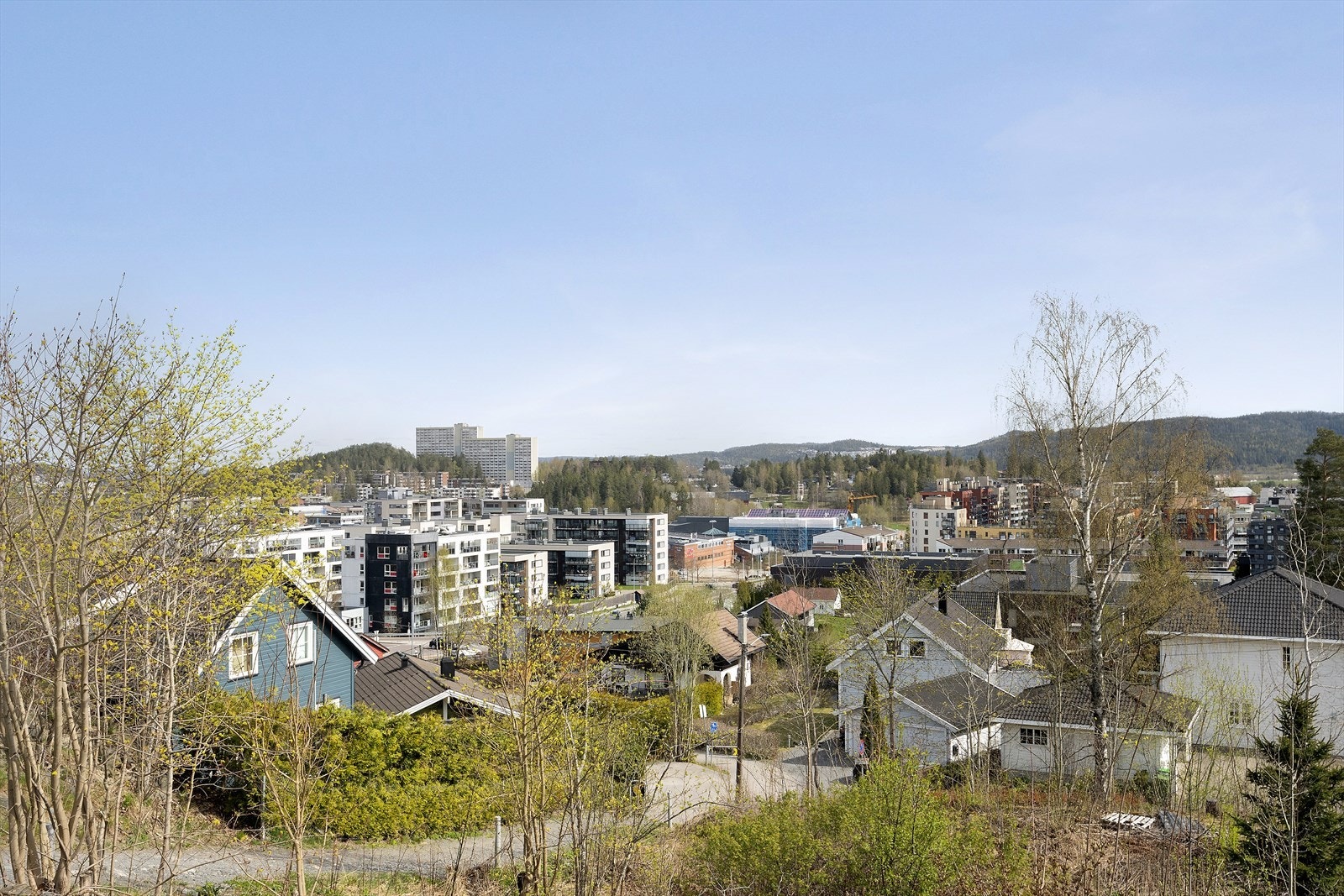 Daglige innkjøp gjøres nærmest på Meny v/ Rasta senter, Joker Vestparken eller Lørenskog storsenter Triaden - senter med godt utvalg av klesbutikker, cafeer og restauranter. Galleribilde